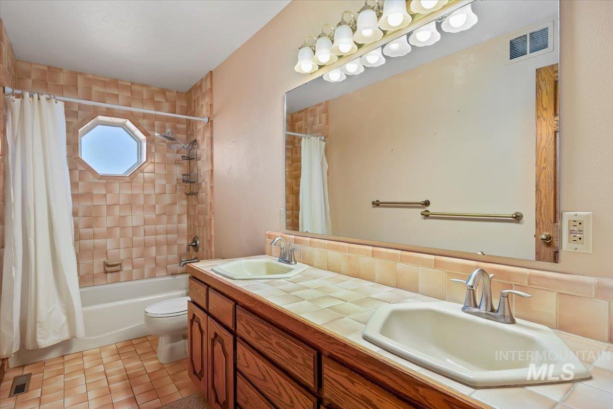 3228 Spring Creek Dr., Twin Falls, Idaho 83301, 5 Bedrooms, 2.5 Bathrooms, Residential For Sale, Price $699,900, 98976502