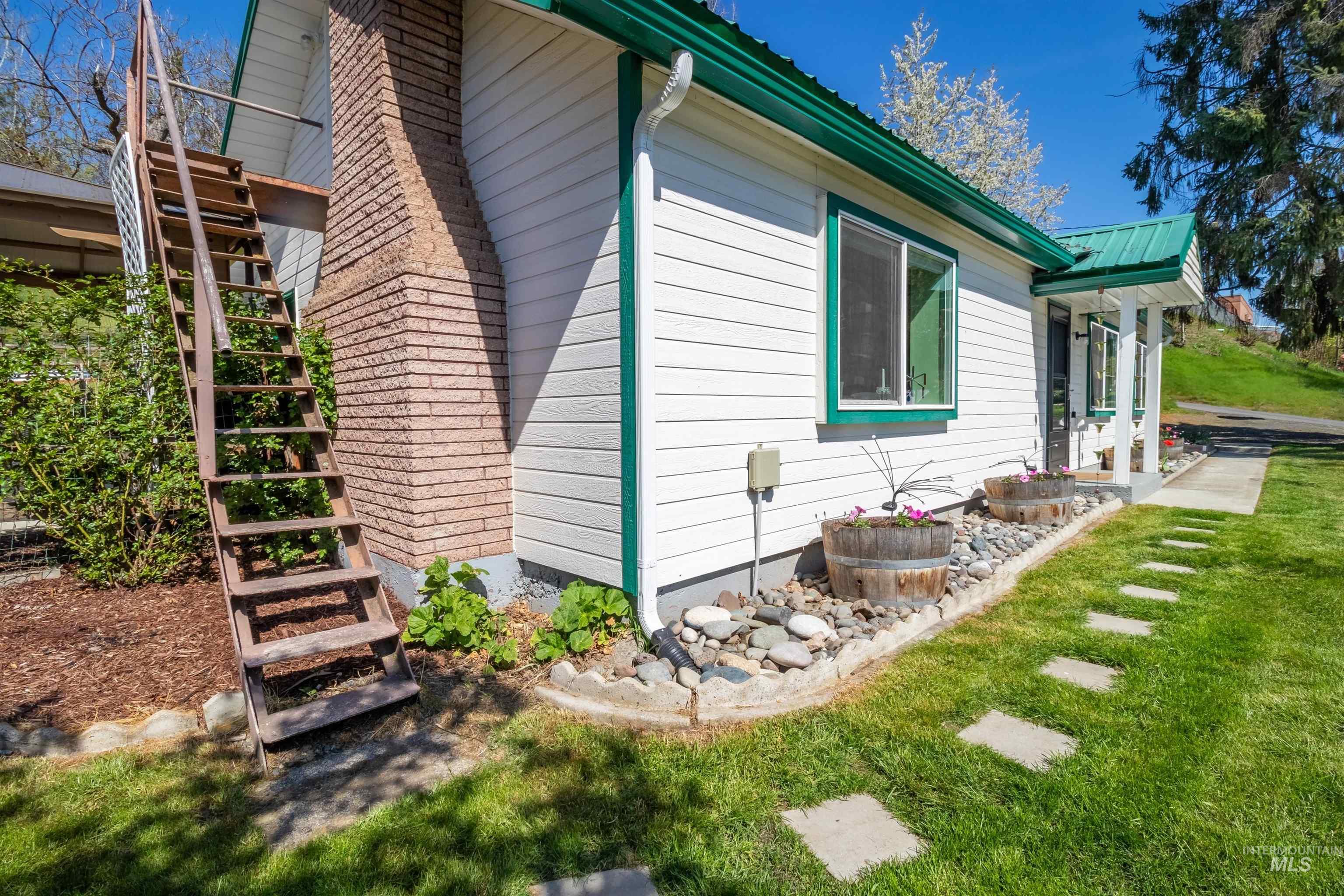 305 3rd Street, Juliaetta, Idaho 83535, 2 Bedrooms, 2 Bathrooms, Residential For Sale, Price $345,000, 98976505