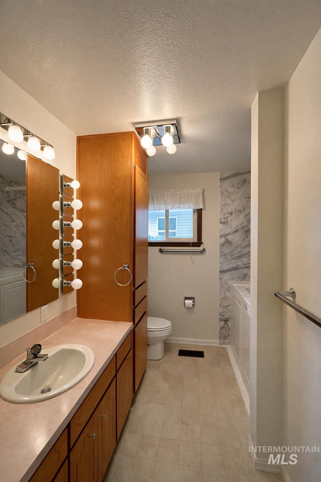 744 16th Ave E, Jerome, Idaho 83338, 3 Bedrooms, 2 Bathrooms, Residential For Sale, Price $330,000, 98976513