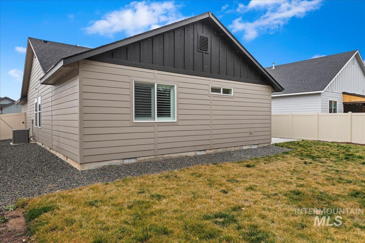 3949 N Amberwood Ave, Meridian, Idaho 83646, 3 Bedrooms, 2 Bathrooms, Residential For Sale, Price $424,990, 98976527