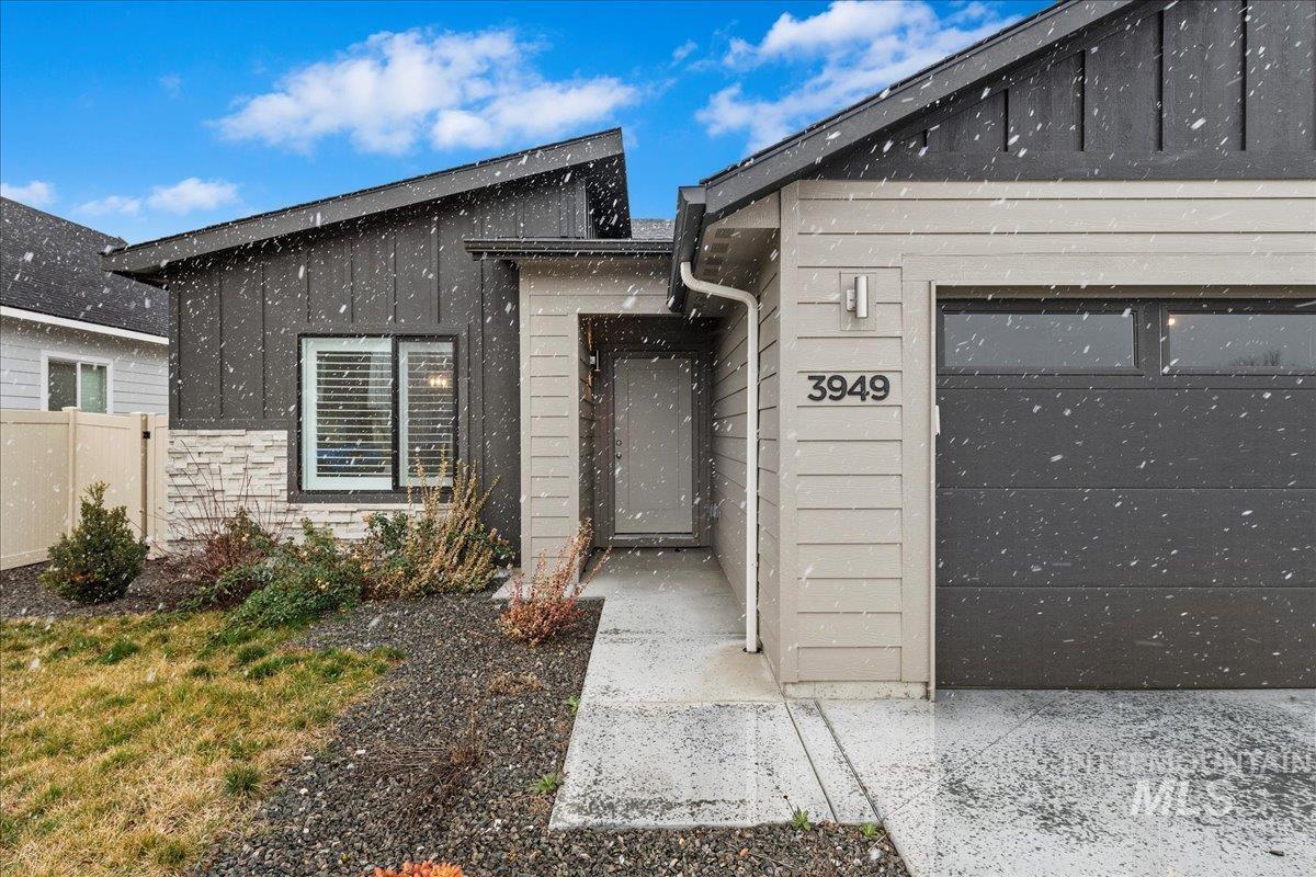 3949 N Amberwood Ave, Meridian, Idaho 83646, 3 Bedrooms, 2 Bathrooms, Residential For Sale, Price $424,990, 98976527