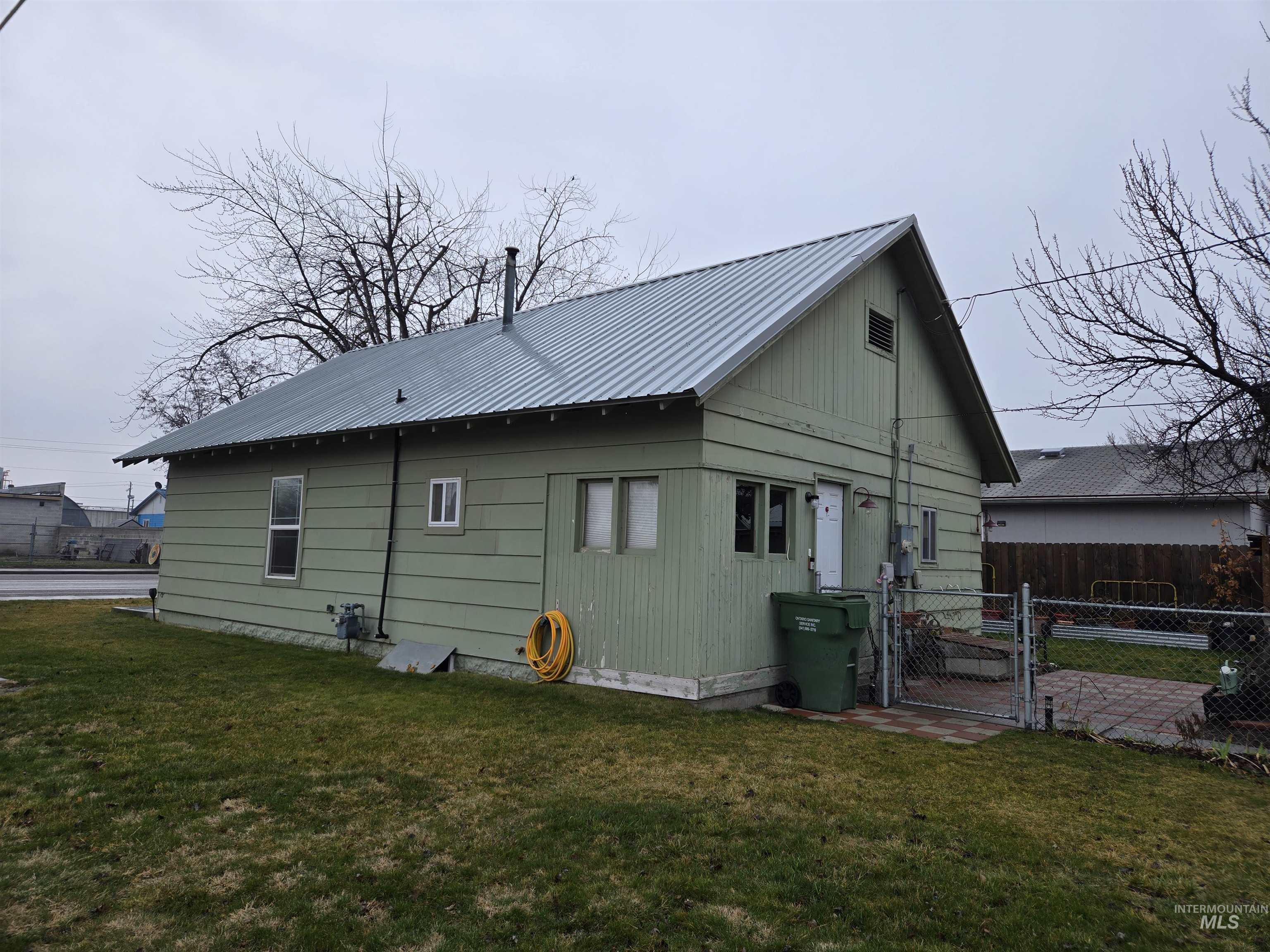 695 N Oregon Street, Ontario, Oregon 97914, 2 Bedrooms, 1 Bathroom, Residential For Sale, Price $195,000, 98976537