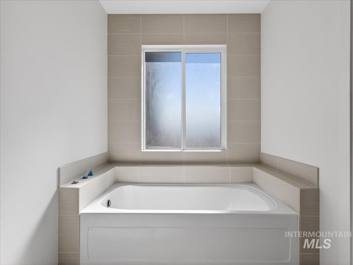 8B Clydesdale Lane, Parma, Idaho 83660, 4 Bedrooms, 2.5 Bathrooms, Residential For Sale, Price $998,900, 98976539