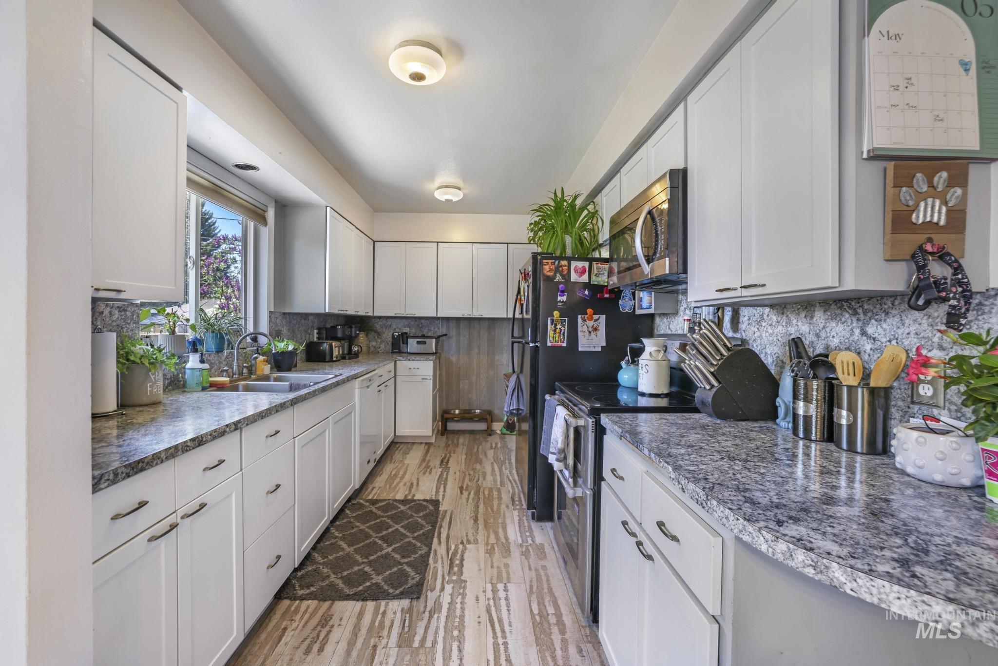 321 Dennis Drive, Burley, Idaho 83318-0000, 5 Bedrooms, 2 Bathrooms, Residential For Sale, Price $363,000, 98976560