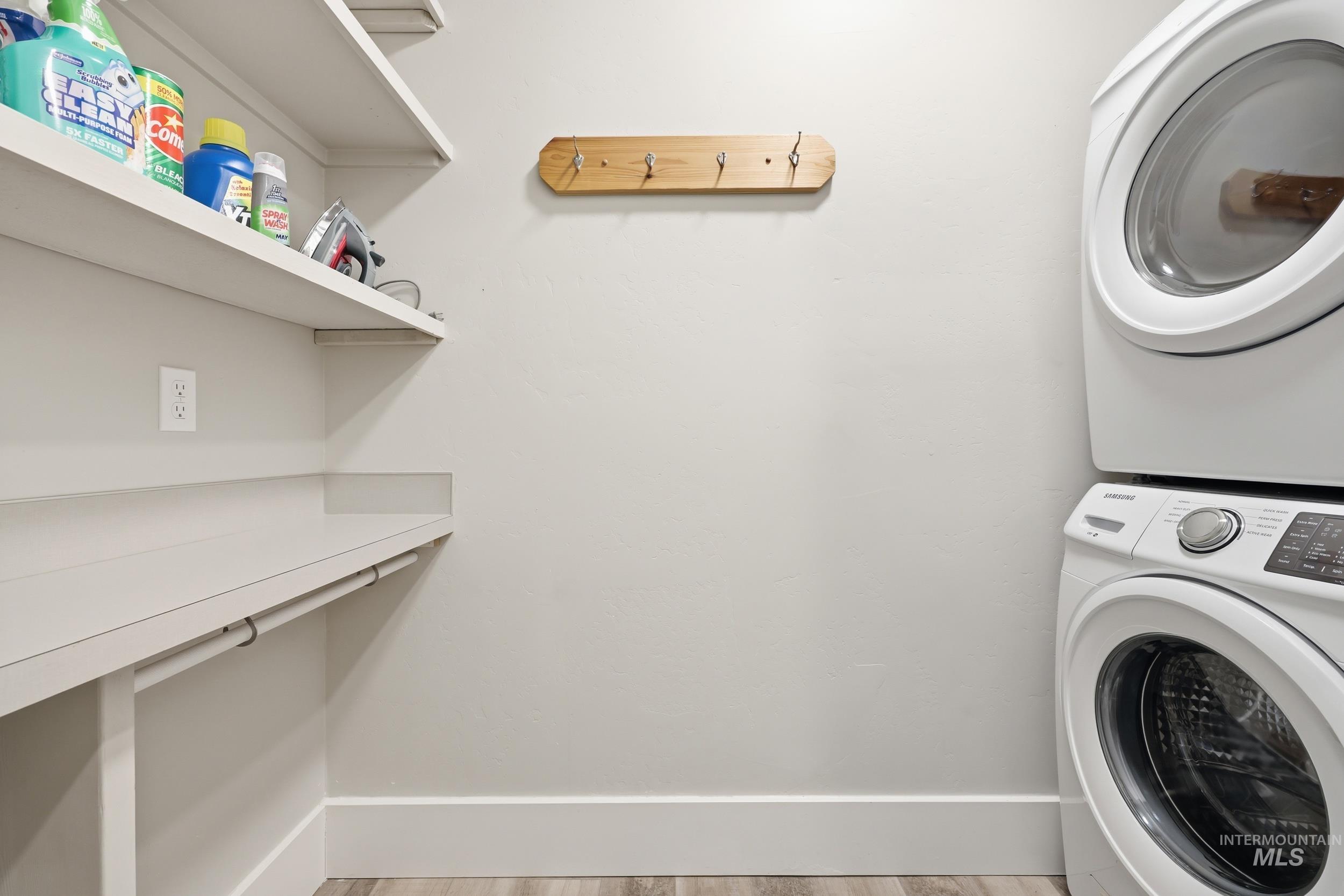 127 Mathie, Eagle, Idaho 83616, 3 Bedrooms, 3.5 Bathrooms, Residential For Sale, Price $549,500,MLS 98976582