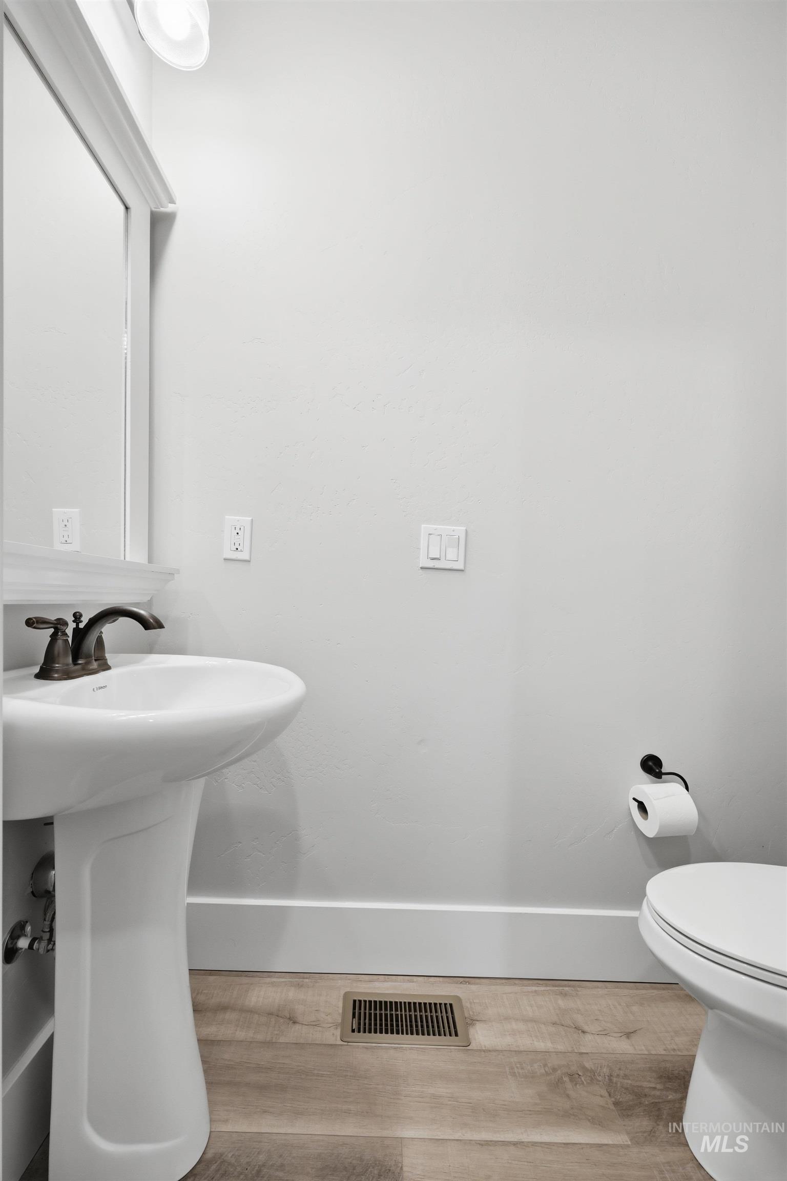 127 Mathie, Eagle, Idaho 83616, 3 Bedrooms, 3.5 Bathrooms, Residential For Sale, Price $549,500,MLS 98976582