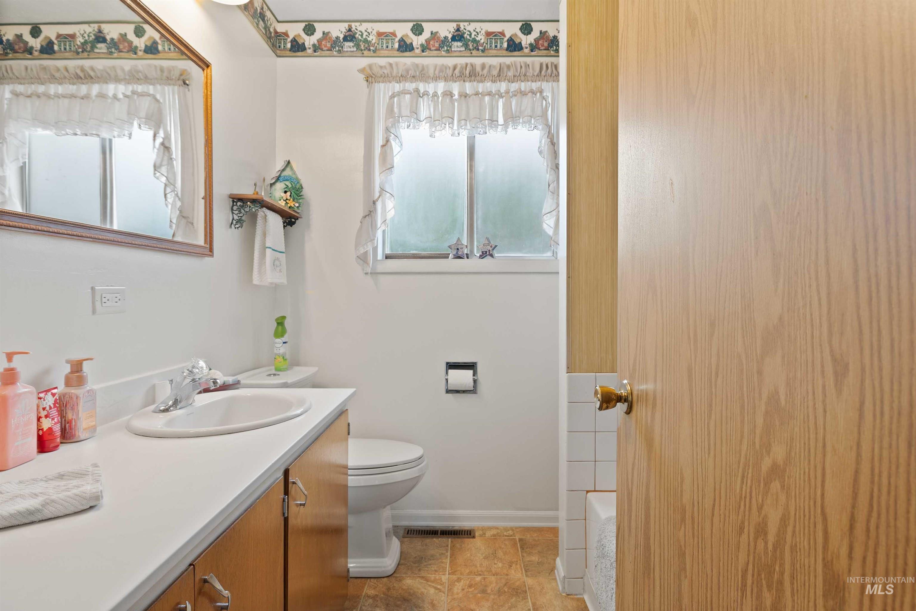 421 E Ave E, Jerome, Idaho 83338, 4 Bedrooms, 2.5 Bathrooms, Residential For Sale, Price $389,900,MLS 98976583