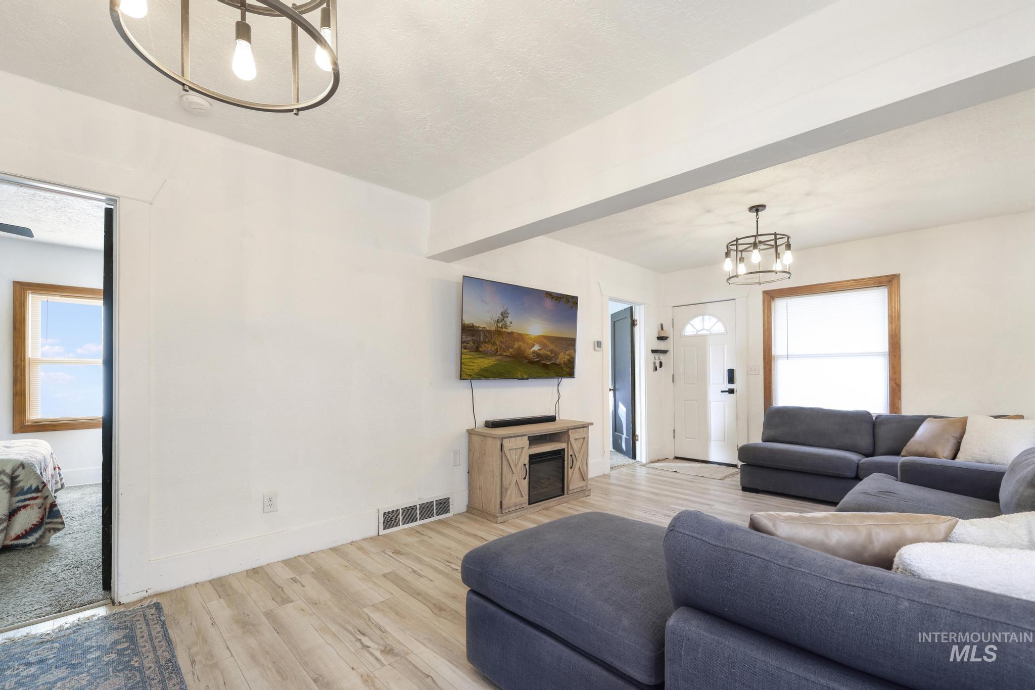 517 6th St, Filer, Idaho 83328, 2 Bedrooms, 1 Bathroom, Residential For Sale, Price $230,000, 98976588