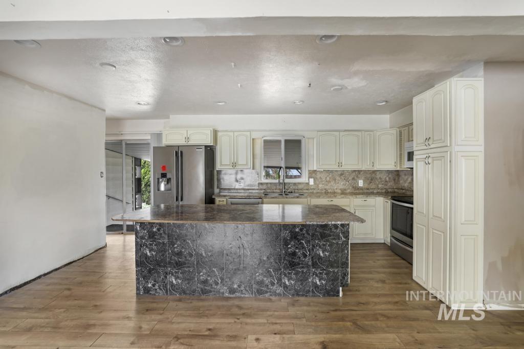 553 Eastland Dr., Twin Falls, Idaho 83301, 4 Bedrooms, 2.5 Bathrooms, Residential For Sale, Price $350,000, 98976608