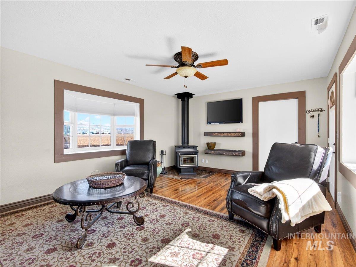 1233 E Idaho Blvd, Emmett, Idaho 83617, 4 Bedrooms, 3 Bathrooms, Residential For Sale, Price $595,000, 98976621