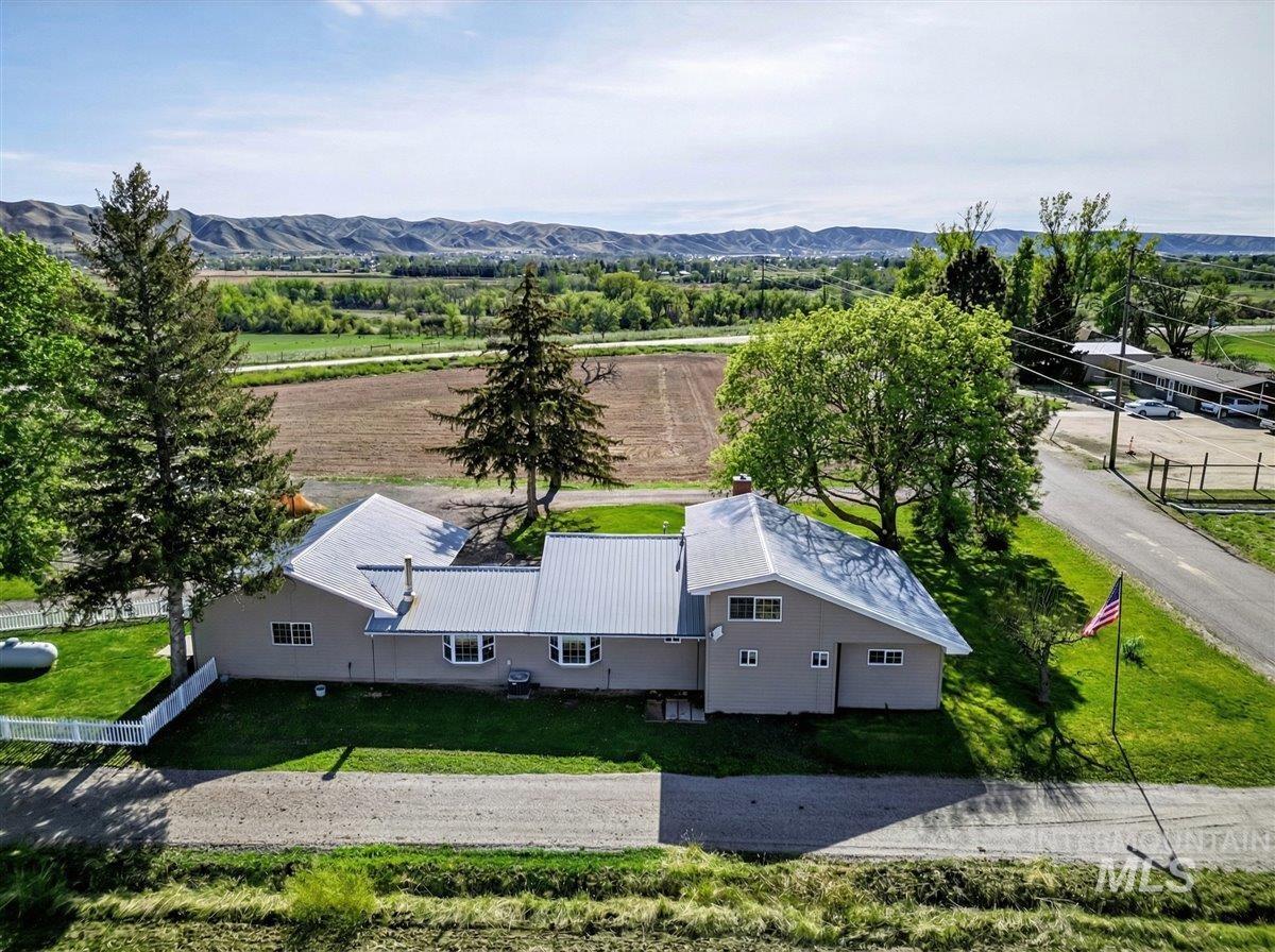 1233 E Idaho Blvd, Emmett, Idaho 83617, 4 Bedrooms, 3 Bathrooms, Residential For Sale, Price $595,000, 98976621