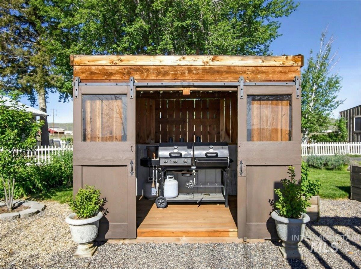 1233 E Idaho Blvd, Emmett, Idaho 83617, 4 Bedrooms, 3 Bathrooms, Residential For Sale, Price $595,000, 98976621