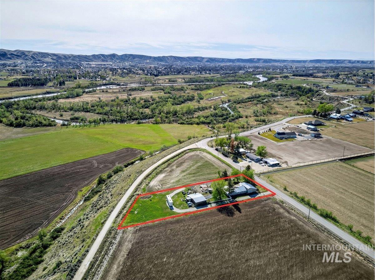 1233 E Idaho Blvd, Emmett, Idaho 83617, 4 Bedrooms, 3 Bathrooms, Residential For Sale, Price $595,000, 98976621