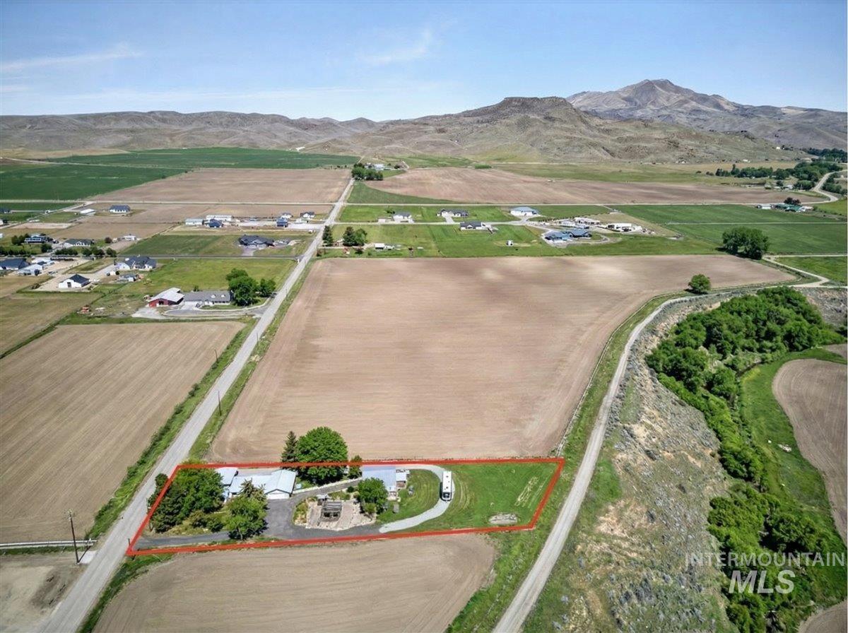 1233 E Idaho Blvd, Emmett, Idaho 83617, 4 Bedrooms, 3 Bathrooms, Residential For Sale, Price $595,000, 98976621