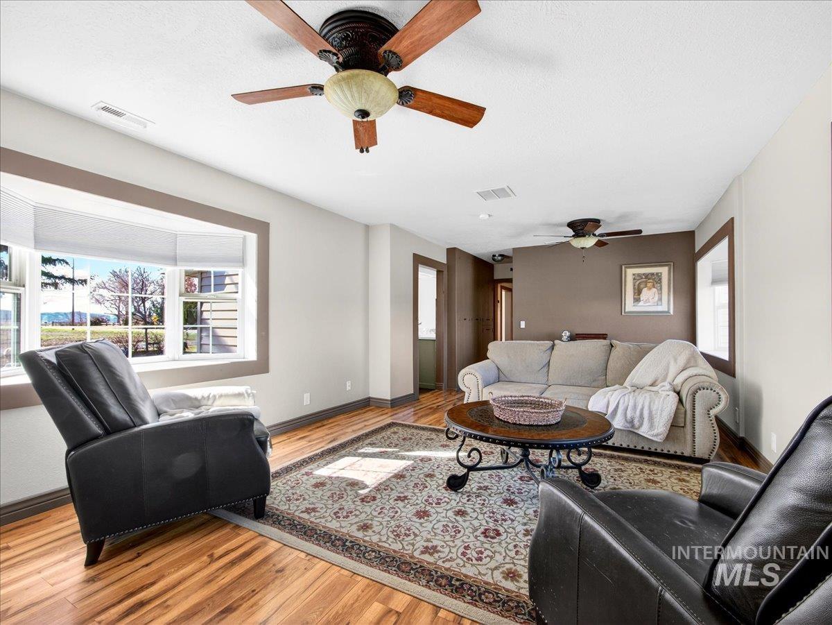 1233 E Idaho Blvd, Emmett, Idaho 83617, 4 Bedrooms, 3 Bathrooms, Residential For Sale, Price $595,000, 98976621