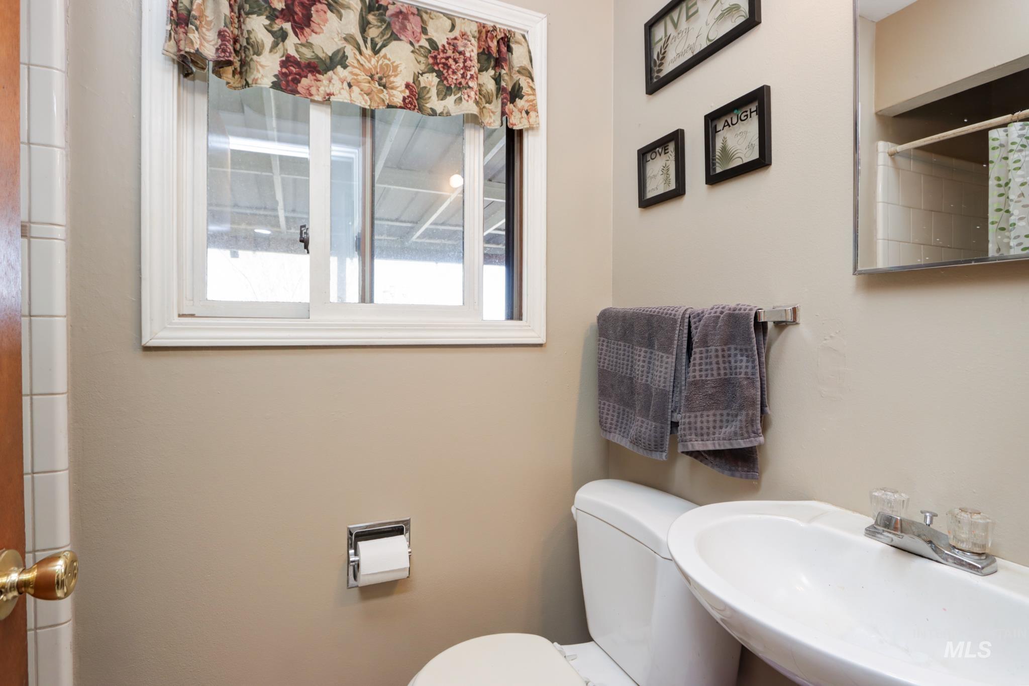 2021 Terrace Dr, Caldwell, Idaho 83605, 3 Bedrooms, 3 Bathrooms, Residential For Sale, Price $394,990,MLS 98976626