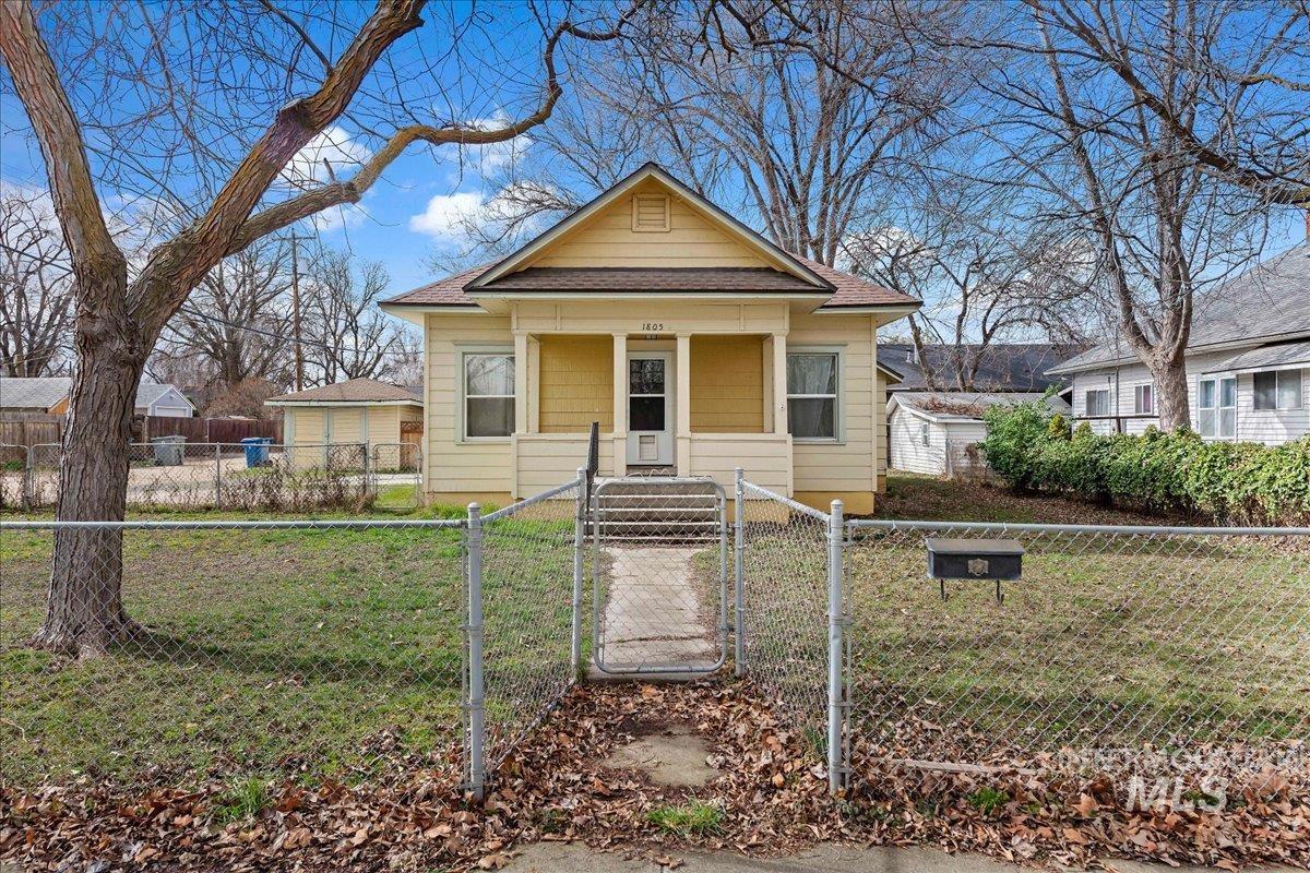 1805 S 3rd Street, Nampa, Idaho 83651, 2 Bedrooms, 1 Bathroom, Residential For Sale, Price $299,000,MLS 98976657