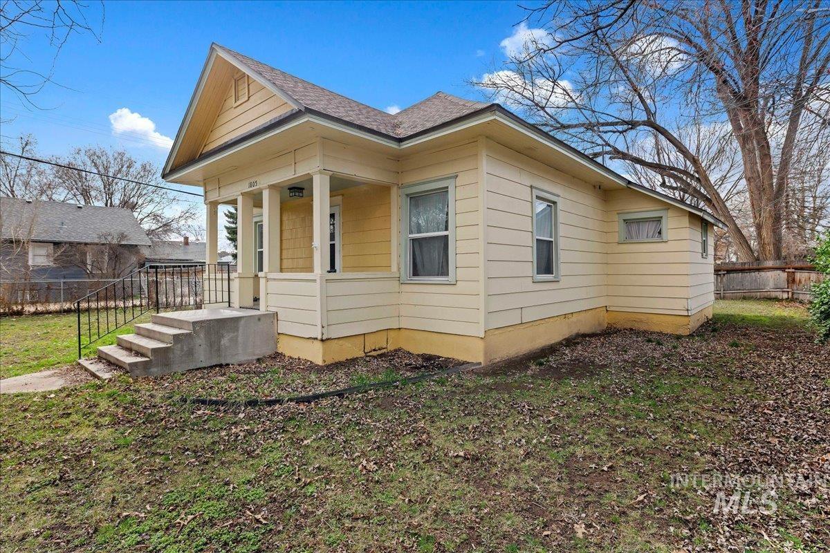 1805 S 3rd Street, Nampa, Idaho 83651, 2 Bedrooms, 1 Bathroom, Residential For Sale, Price $299,000,MLS 98976657