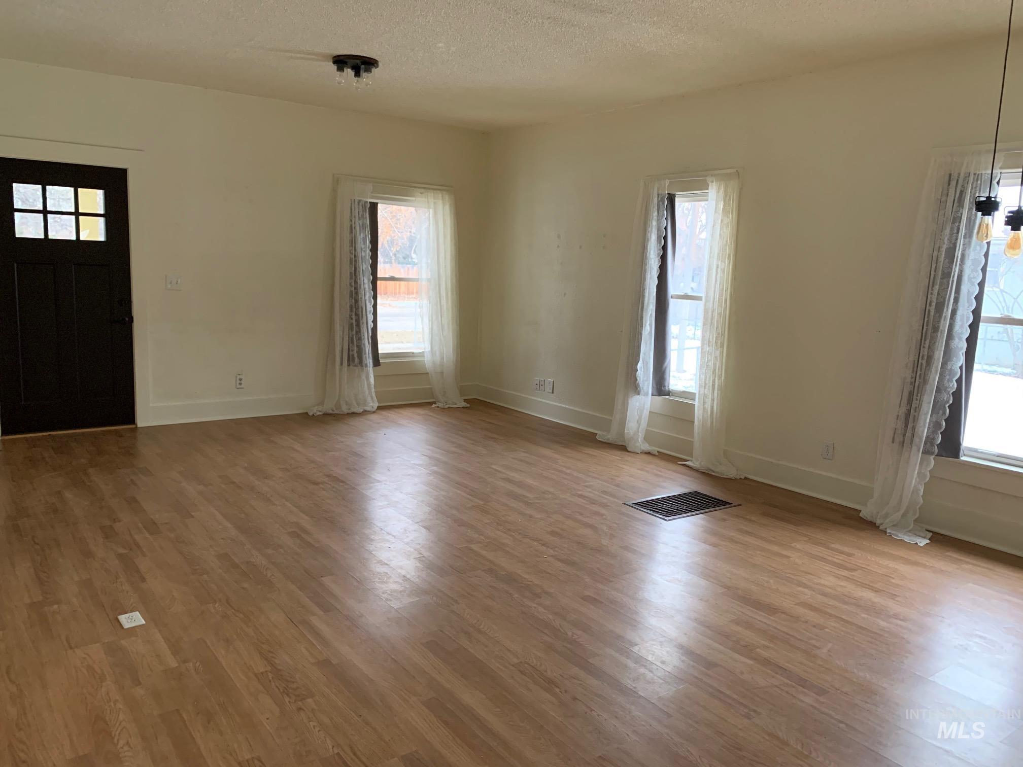 1805 S 3rd Street, Nampa, Idaho 83651, 2 Bedrooms, 1 Bathroom, Residential For Sale, Price $299,000,MLS 98976657