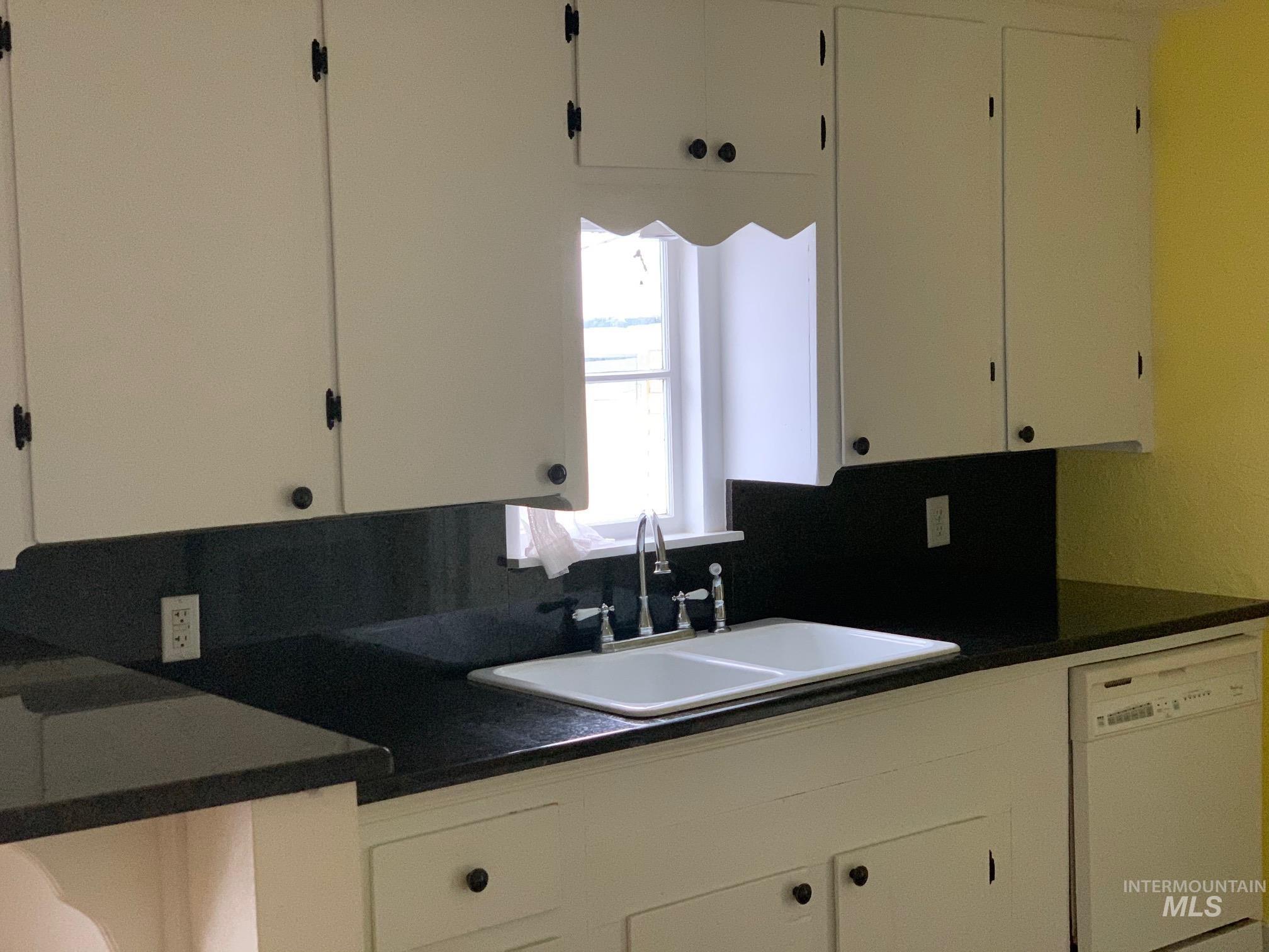 1805 S 3rd Street, Nampa, Idaho 83651, 2 Bedrooms, 1 Bathroom, Residential For Sale, Price $299,000,MLS 98976657