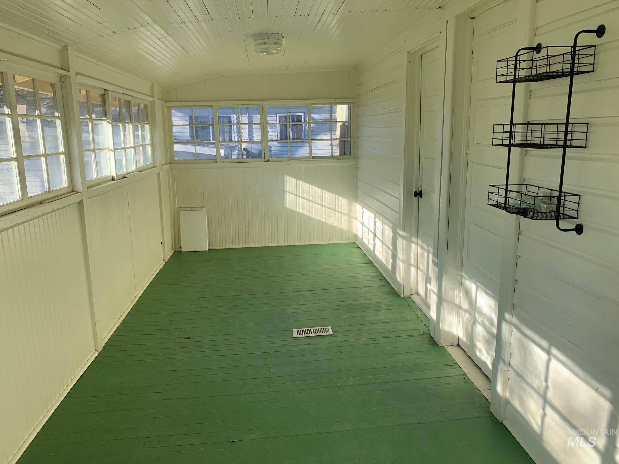 1805 S 3rd Street, Nampa, Idaho 83651, 2 Bedrooms, 1 Bathroom, Residential For Sale, Price $299,000,MLS 98976657