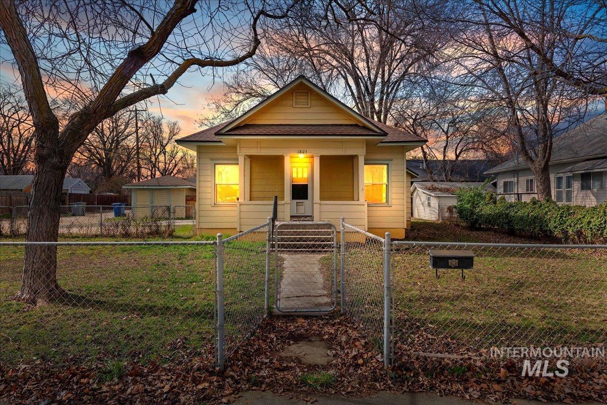 1805 S 3rd Street, Nampa, Idaho 83651, 2 Bedrooms, 1 Bathroom, Residential For Sale, Price $299,000,MLS 98976657