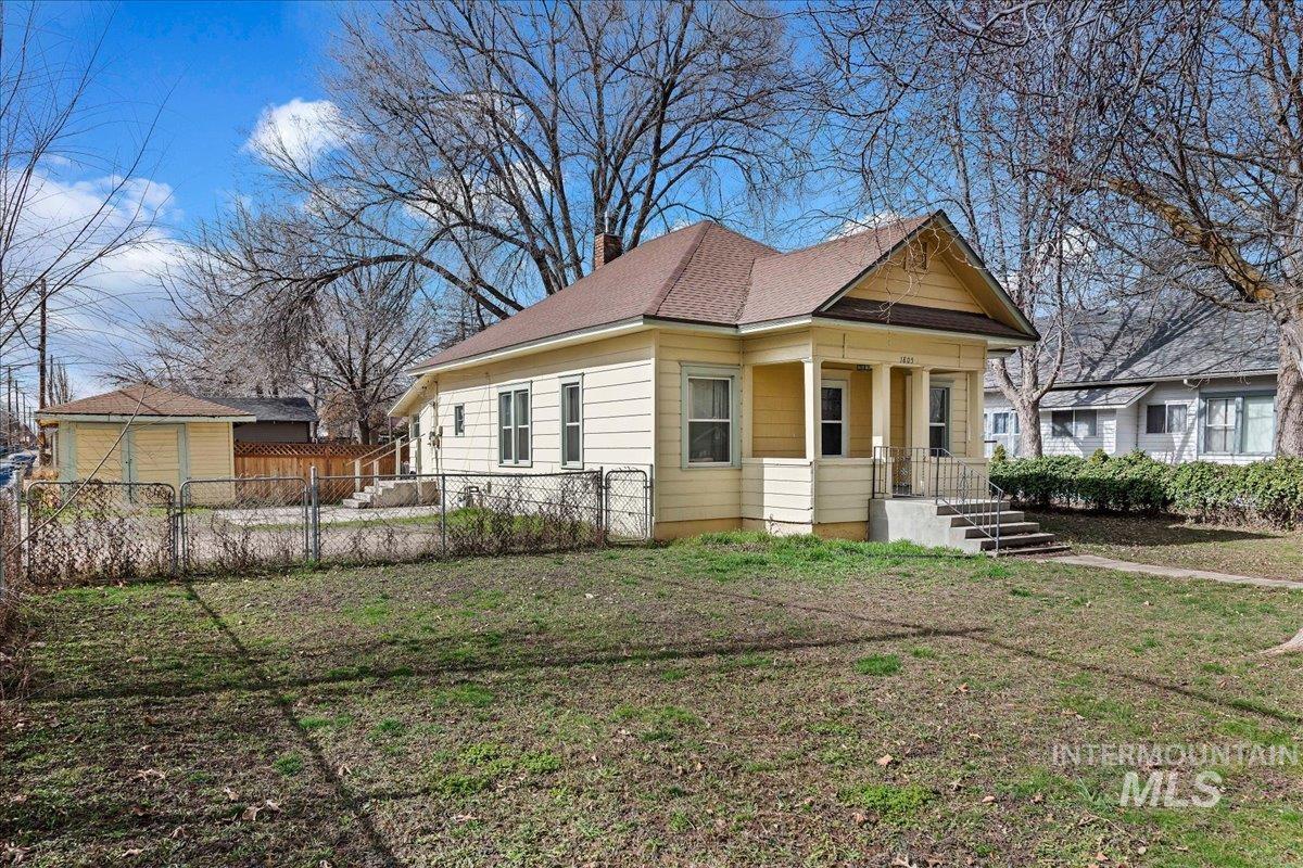 1805 S 3rd Street, Nampa, Idaho 83651, 2 Bedrooms, 1 Bathroom, Residential For Sale, Price $299,000,MLS 98976657