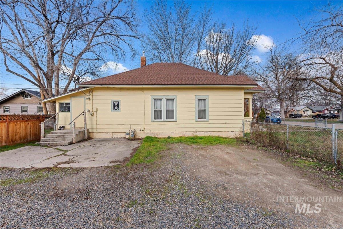 1805 S 3rd Street, Nampa, Idaho 83651, 2 Bedrooms, 1 Bathroom, Residential For Sale, Price $299,000,MLS 98976657