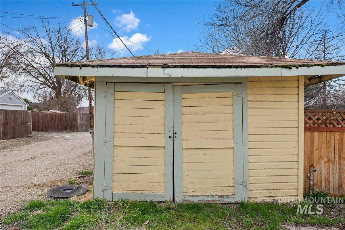 1805 S 3rd Street, Nampa, Idaho 83651, 2 Bedrooms, 1 Bathroom, Residential For Sale, Price $299,000,MLS 98976657