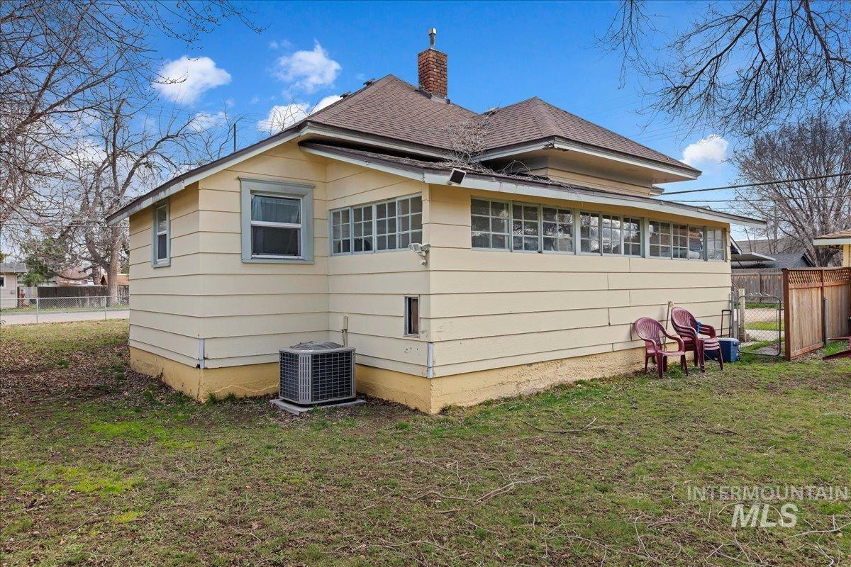 1805 S 3rd Street, Nampa, Idaho 83651, 2 Bedrooms, 1 Bathroom, Residential For Sale, Price $299,000,MLS 98976657