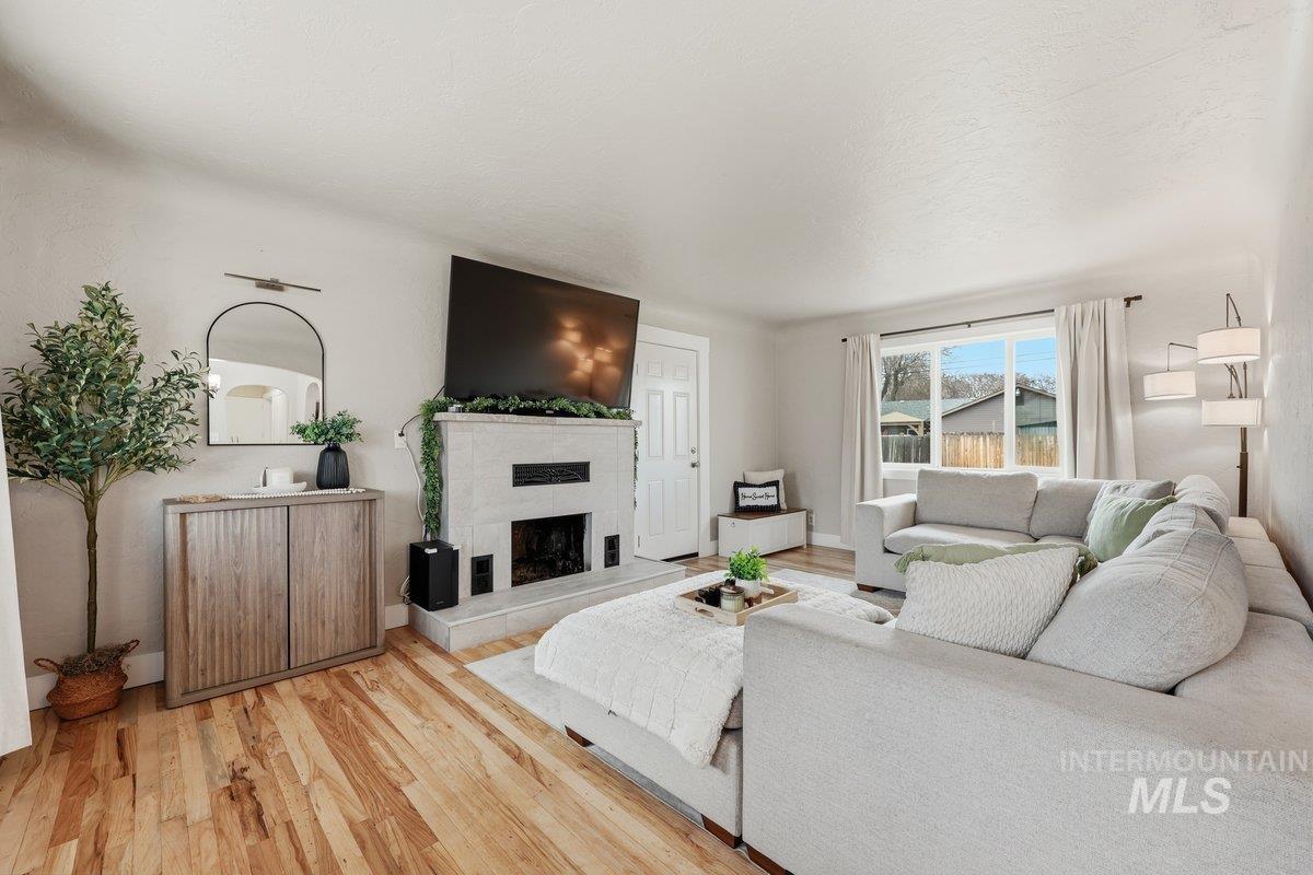 703 S Almond, Nampa, Idaho 83686, 3 Bedrooms, 1 Bathroom, Residential For Sale, Price $399,500,MLS 98976687