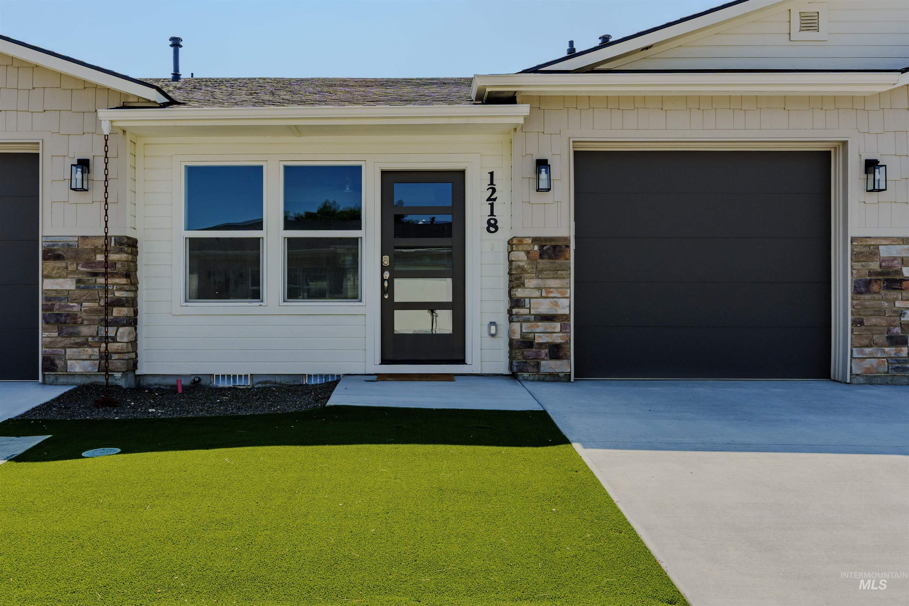 1218 Phillips Circle, Ontario, Oregon 97914-3905, 2 Bedrooms, 2 Bathrooms, Residential For Sale, Price $235,000, 98976688