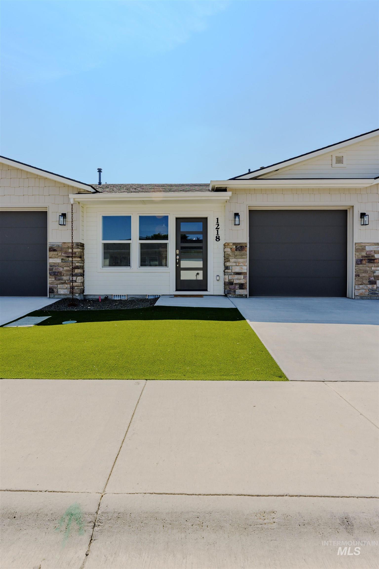 1218 Phillips Circle, Ontario, Oregon 97914-3905, 2 Bedrooms, 2 Bathrooms, Residential For Sale, Price $235,000, 98976688