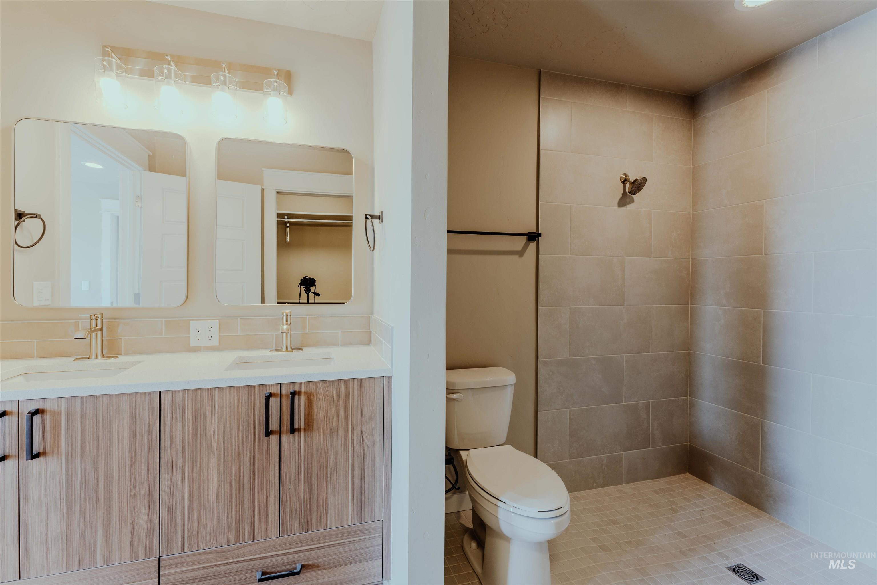 1218 Phillips Circle, Ontario, Oregon 97914-3905, 2 Bedrooms, 2 Bathrooms, Residential For Sale, Price $235,000, 98976688