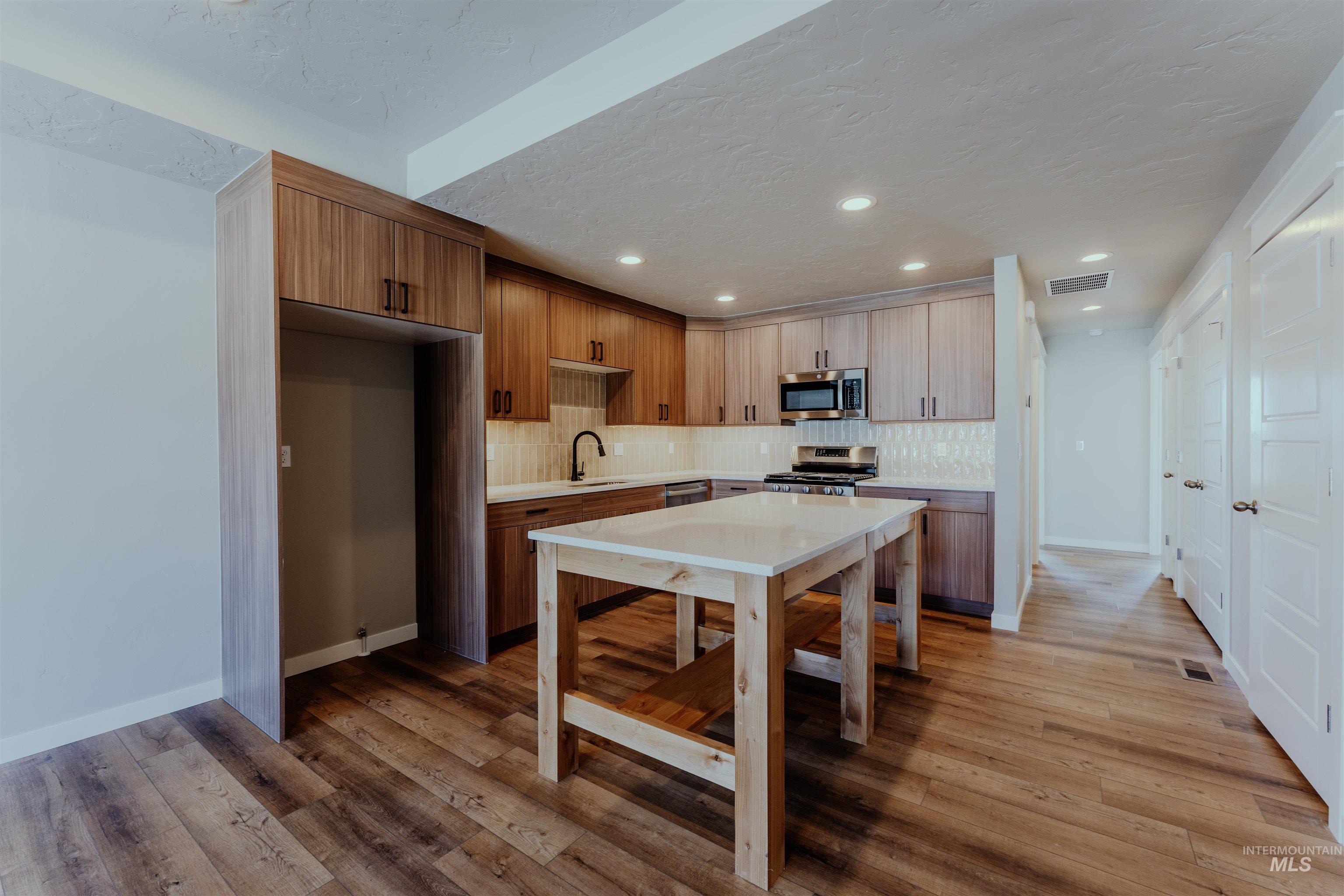 1218 Phillips Circle, Ontario, Oregon 97914-3905, 2 Bedrooms, 2 Bathrooms, Residential For Sale, Price $235,000, 98976688