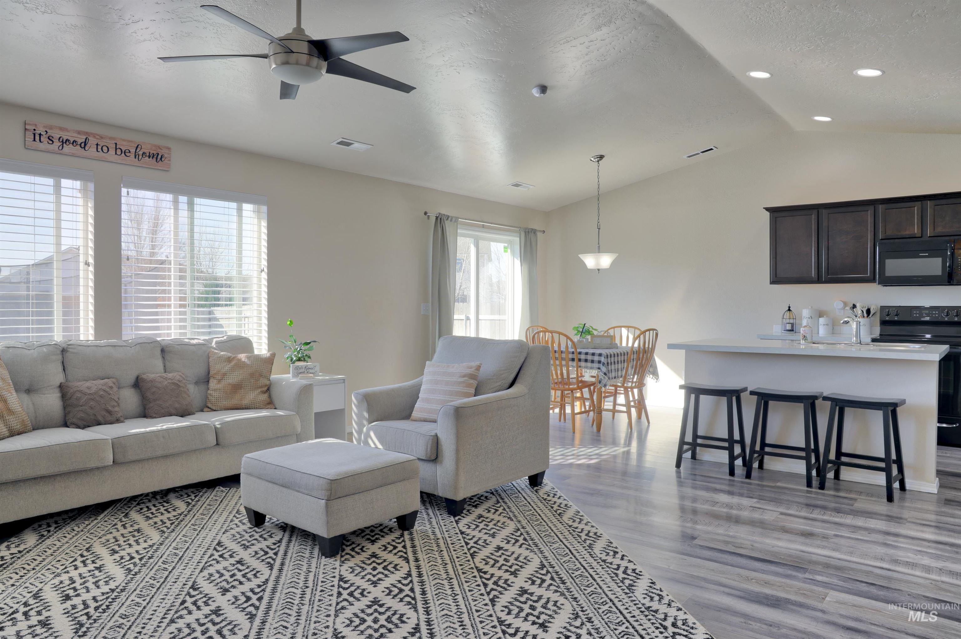 11833 Montpelier, Caldwell, Idaho 83607, 3 Bedrooms, 2 Bathrooms, Residential For Sale, Price $369,900,MLS 98976690