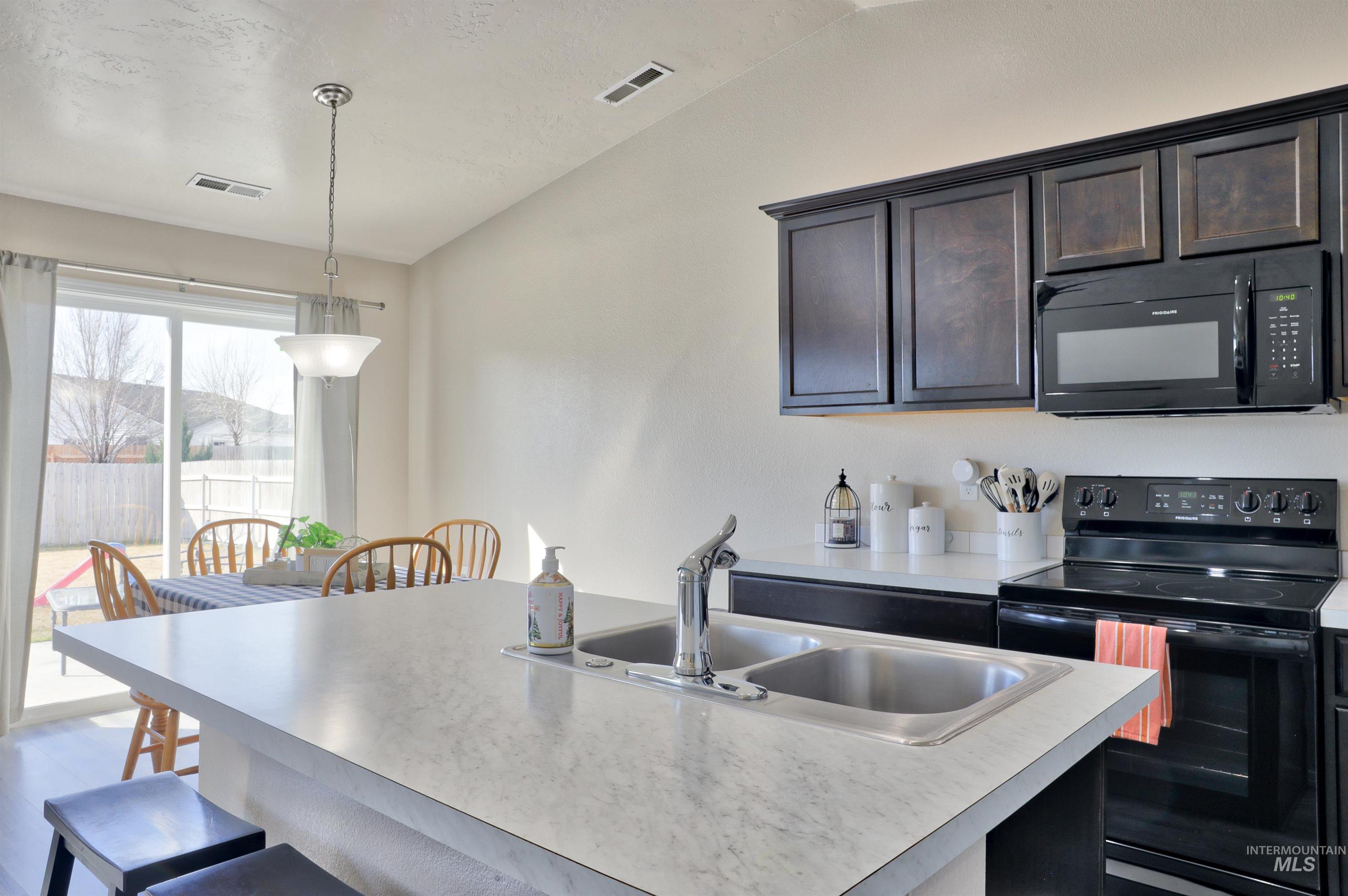 11833 Montpelier, Caldwell, Idaho 83607, 3 Bedrooms, 2 Bathrooms, Residential For Sale, Price $369,900,MLS 98976690