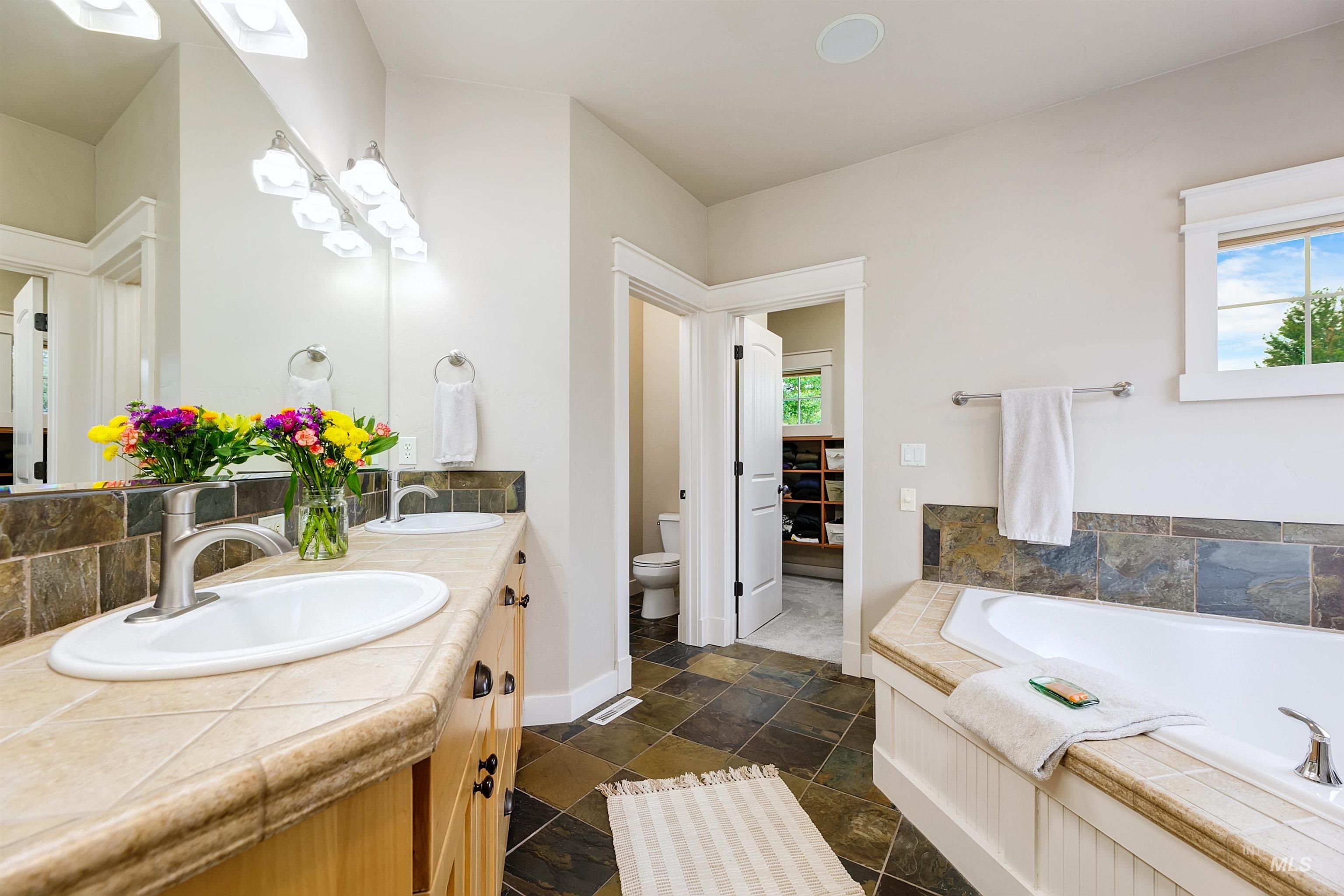 1962 N Spring Hollow Place, Star, Idaho 83669, 4 Bedrooms, 3.5 Bathrooms, Residential For Sale, Price $1,019,300,MLS 98976698