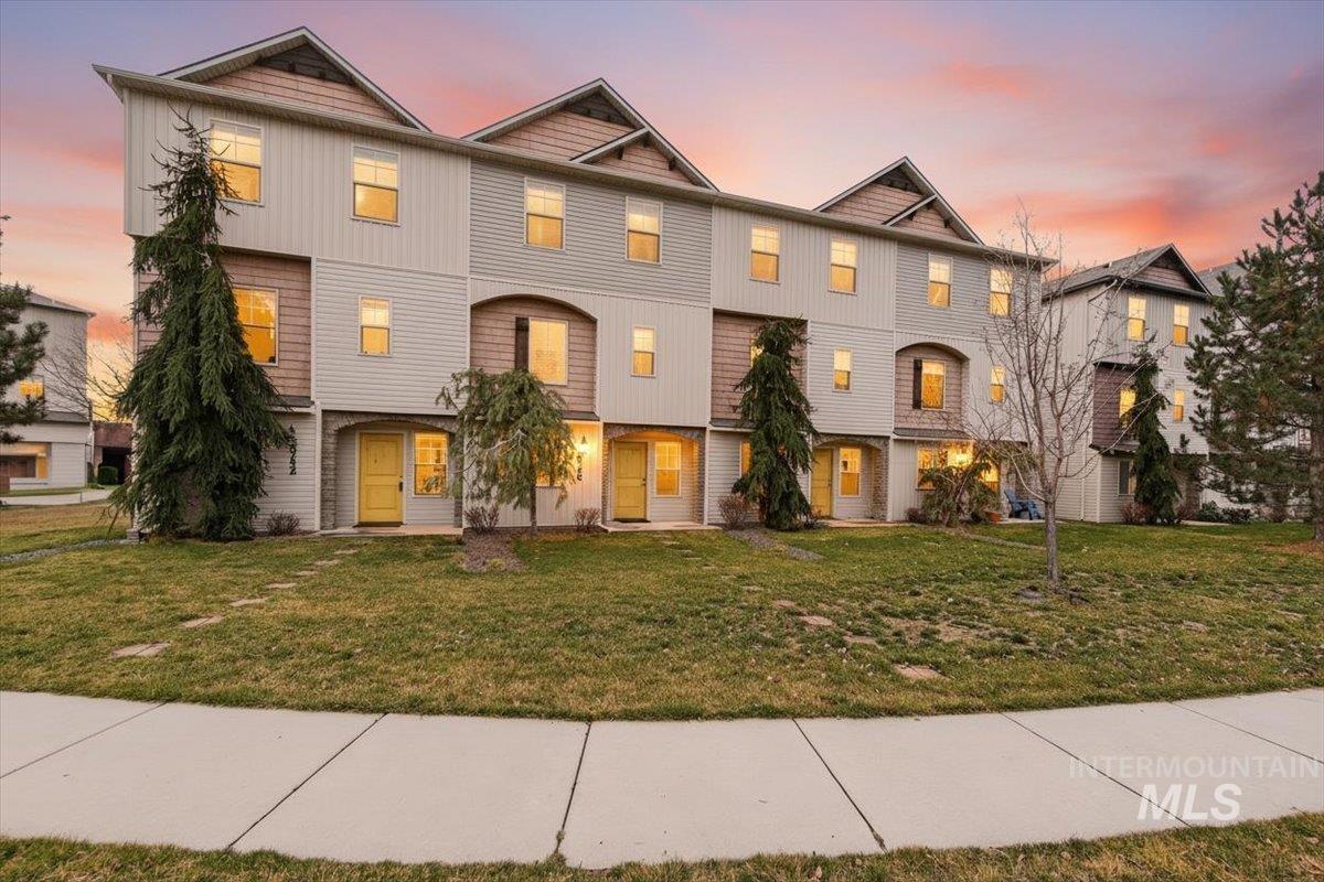 8758 W Pine Valley Ln, Boise, Idaho 83709-0020, 3 Bedrooms, 2.5 Bathrooms, Residential For Sale, Price $343,900,MLS 98976708