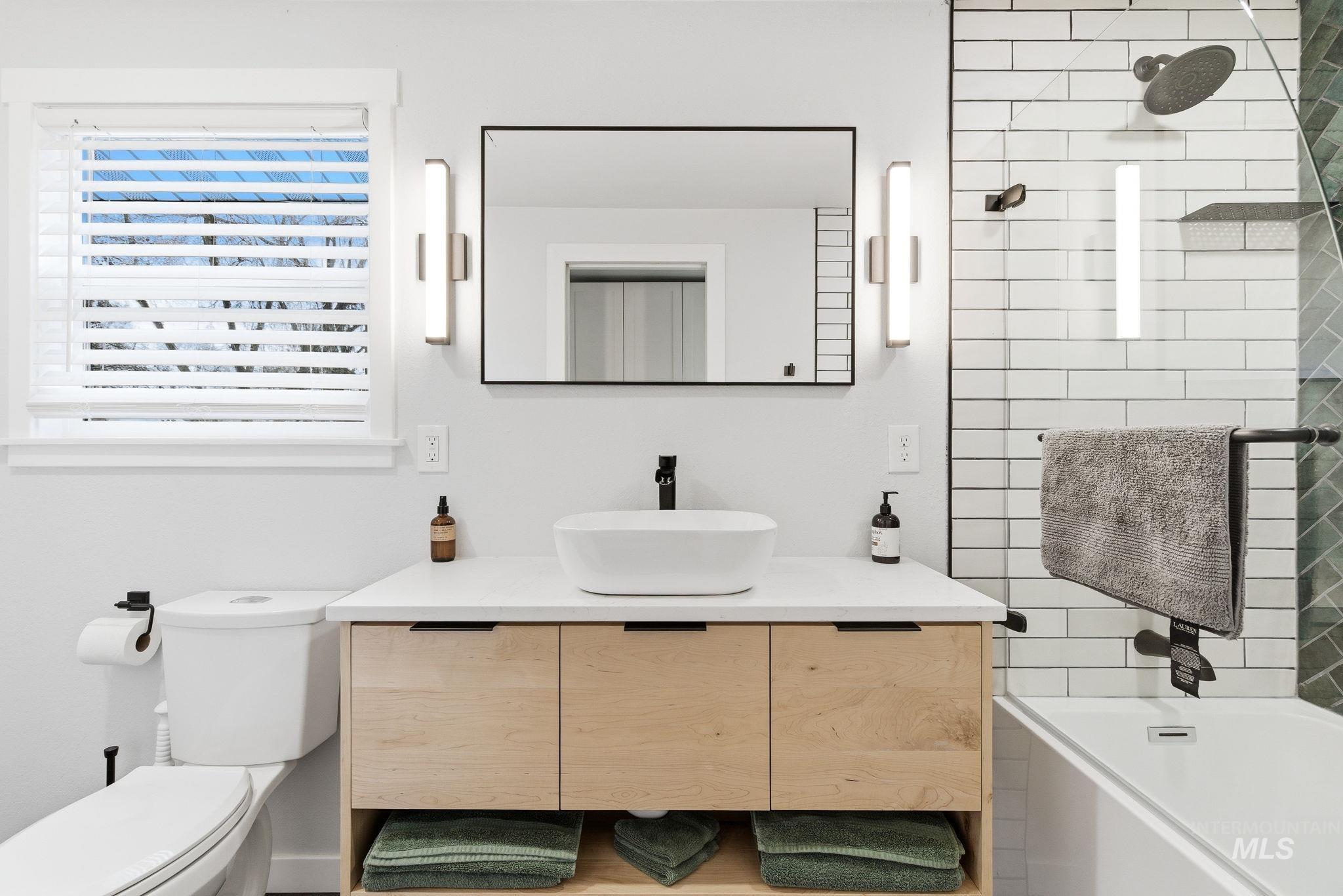 3921 W Taft St., Boise, Idaho 83703, 3 Bedrooms, 2 Bathrooms, Residential For Sale, Price $499,990, 98976710