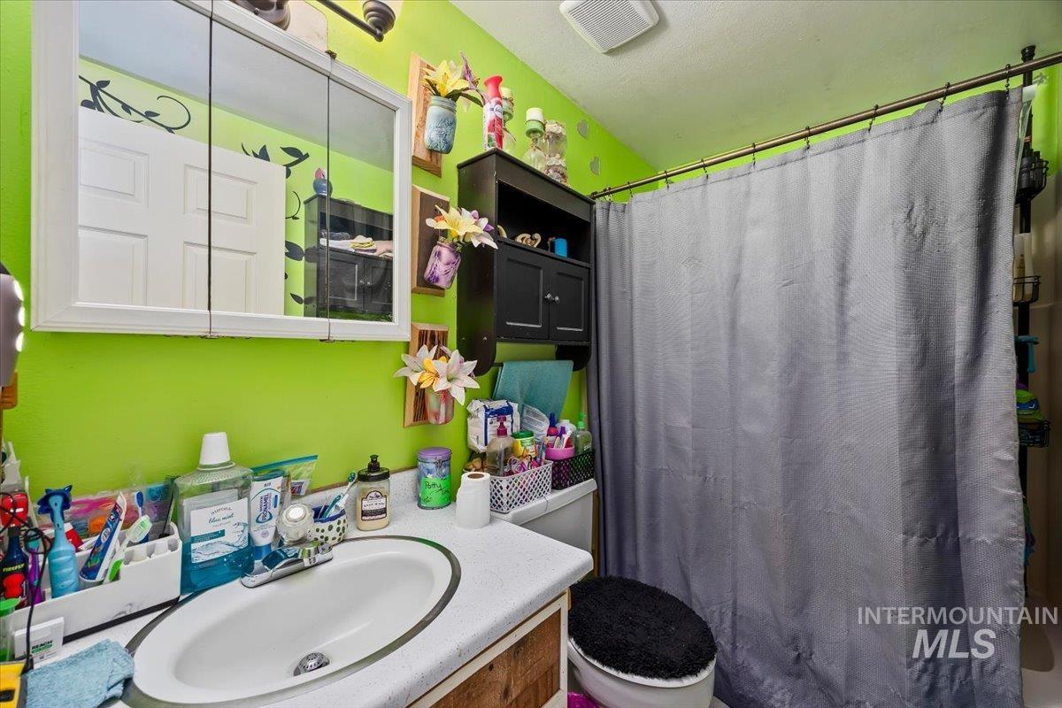 210 5Th Ave, Wendell, Idaho 83355, 3 Bedrooms, 1.5 Bathrooms, Residential For Sale, Price $260,000,MLS 98976711