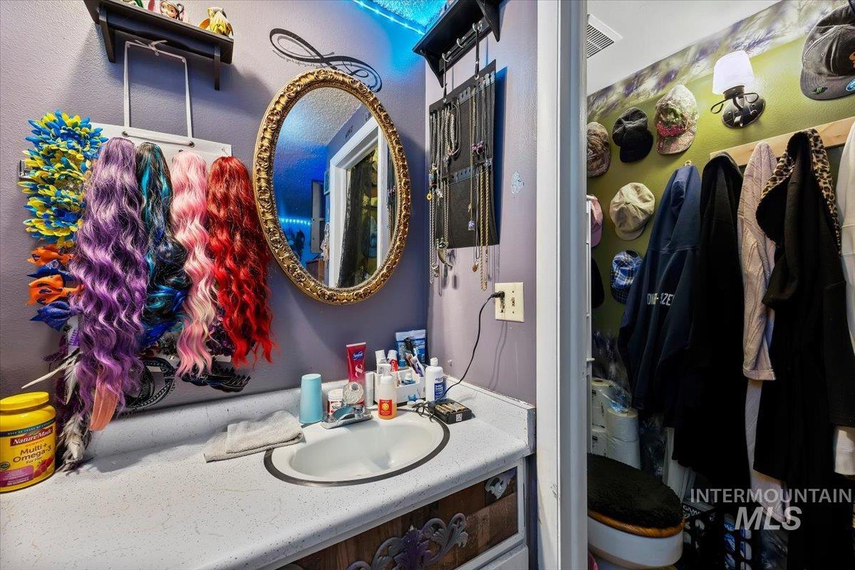 210 5Th Ave, Wendell, Idaho 83355, 3 Bedrooms, 1.5 Bathrooms, Residential For Sale, Price $260,000,MLS 98976711