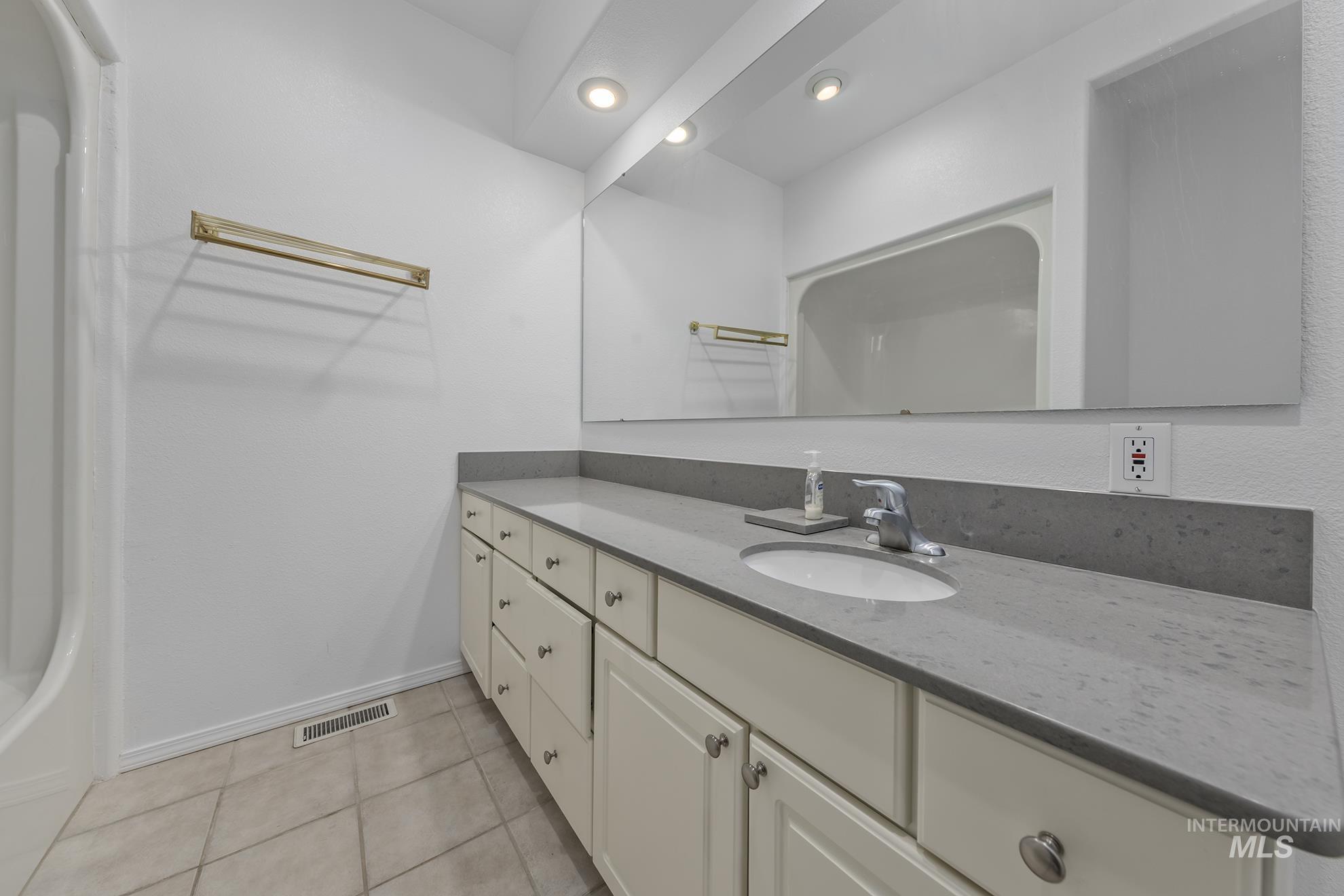 49 NW 19th St, Ontario, Oregon 97914, 4 Bedrooms, 3 Bathrooms, Residential For Sale, Price $475,000, 98976720