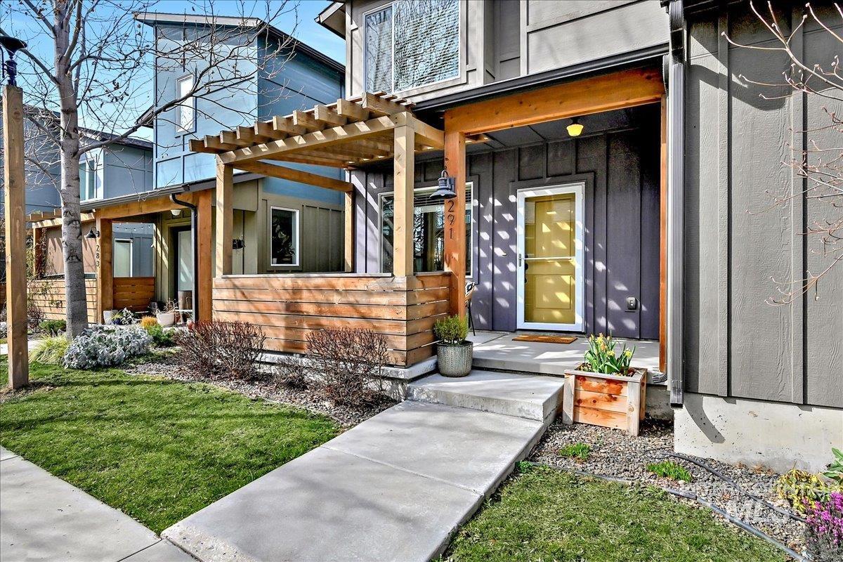 291 E Thurman Mill Lane, Garden City, Idaho 83714, 3 Bedrooms, 2.5 Bathrooms, Residential For Sale, Price $545,000,MLS 98976750