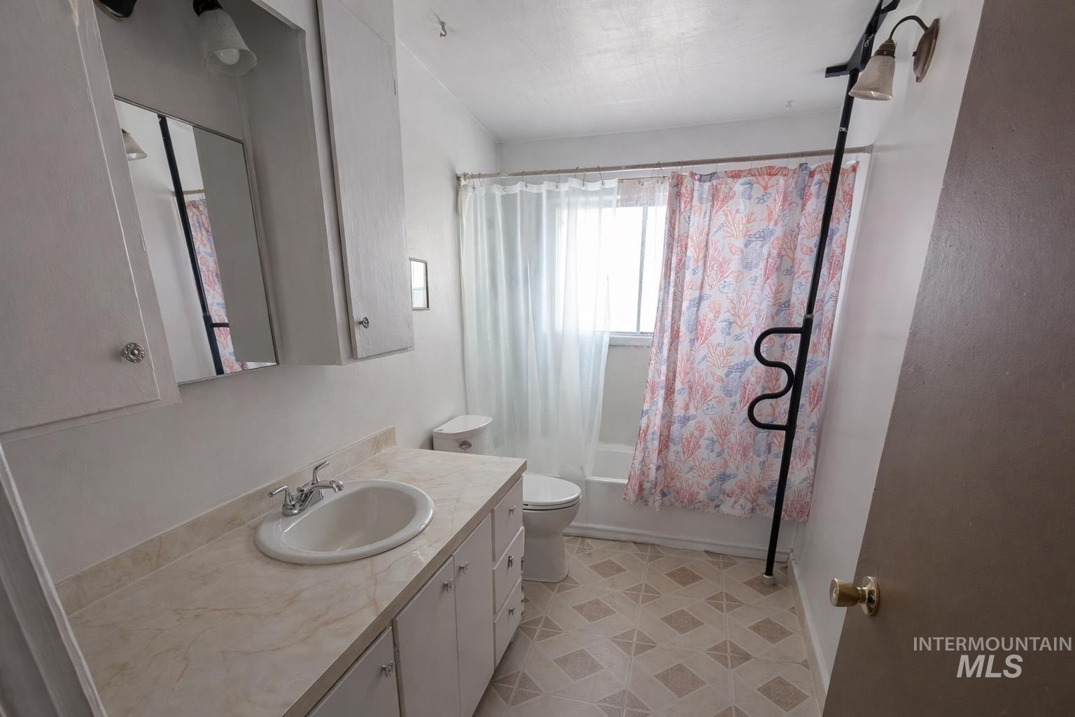 2623 S Fontaine St, Boise, Idaho 83705, 2 Bedrooms, 1 Bathroom, Residential Income For Sale, Price $450,000,MLS 98976765