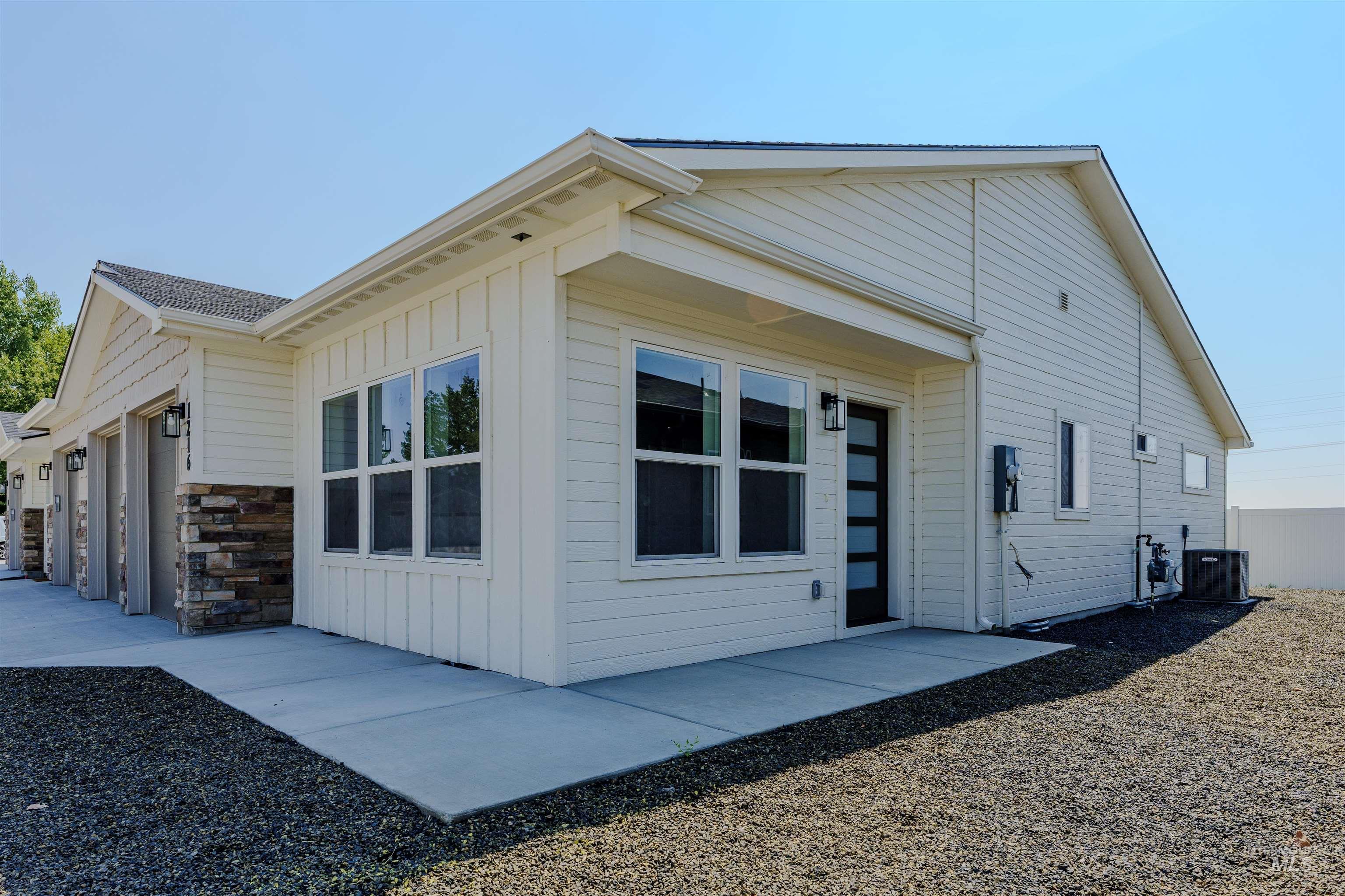 1216 Phillips Circle, Ontario, Oregon 97914-3905, 2 Bedrooms, 2 Bathrooms, Residential For Sale, Price $300,000, 98976782