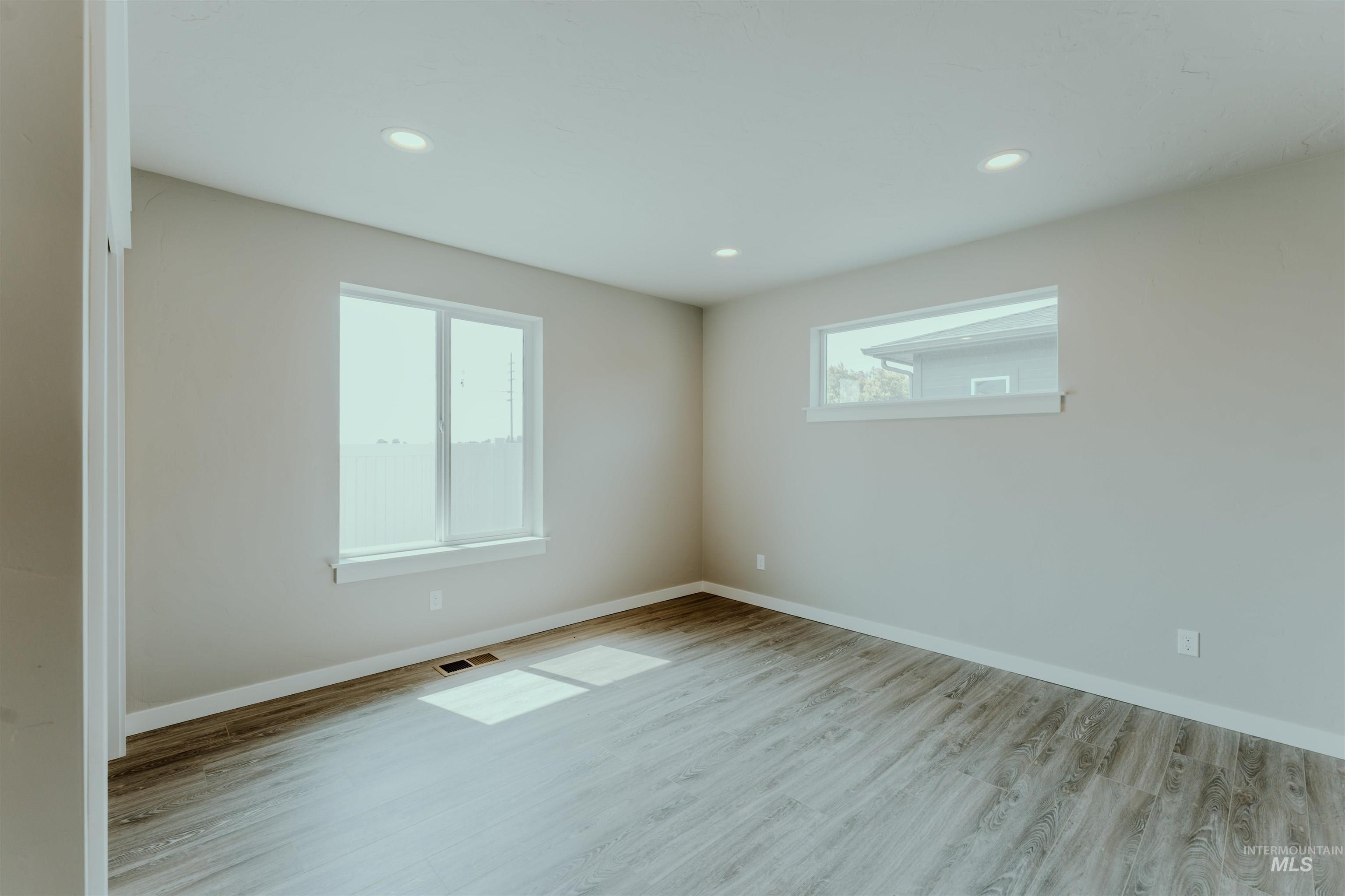 1216 Phillips Circle, Ontario, Oregon 97914-3905, 2 Bedrooms, 2 Bathrooms, Residential For Sale, Price $300,000, 98976782