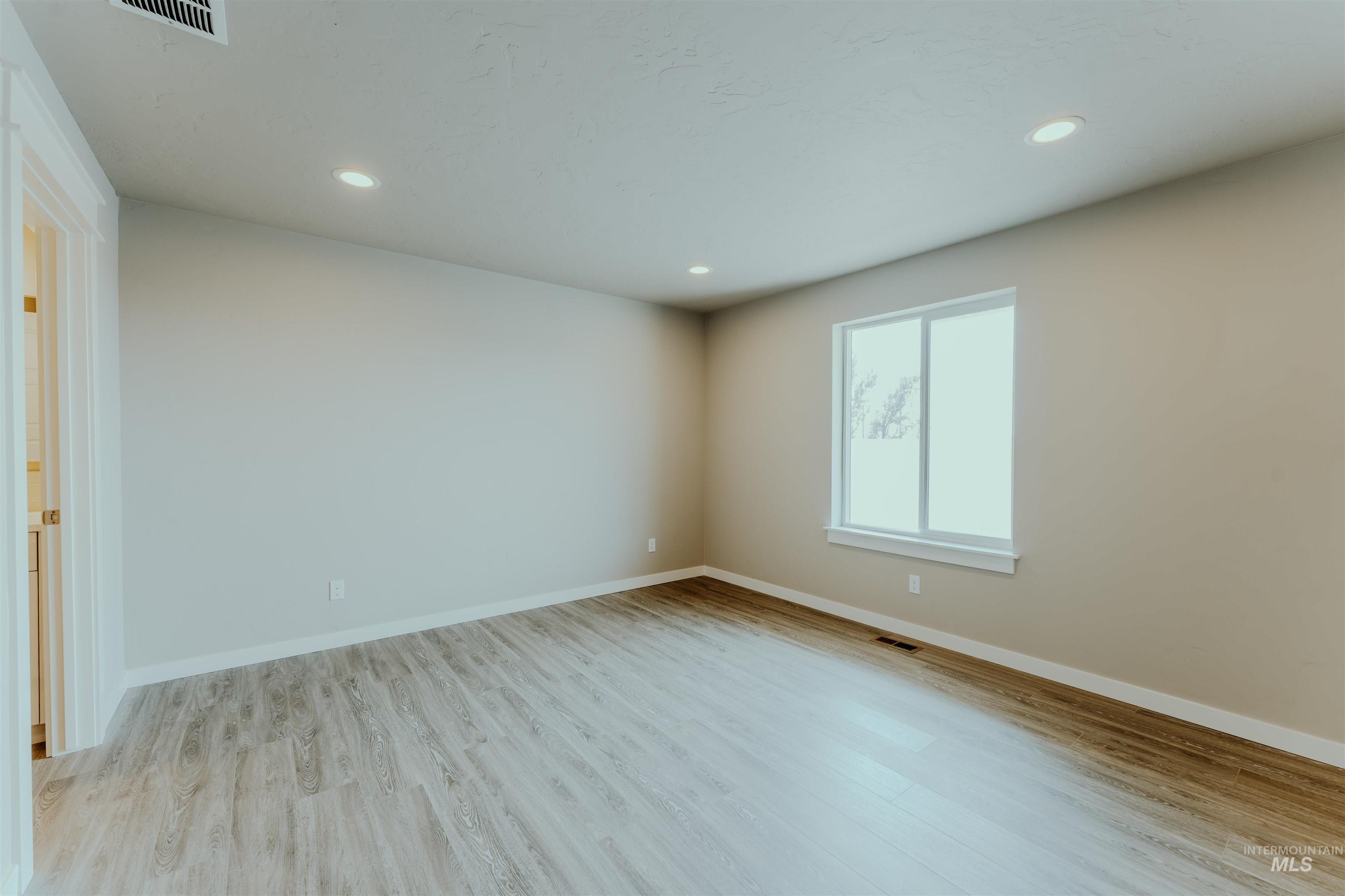 1216 Phillips Circle, Ontario, Oregon 97914-3905, 2 Bedrooms, 2 Bathrooms, Residential For Sale, Price $300,000, 98976782