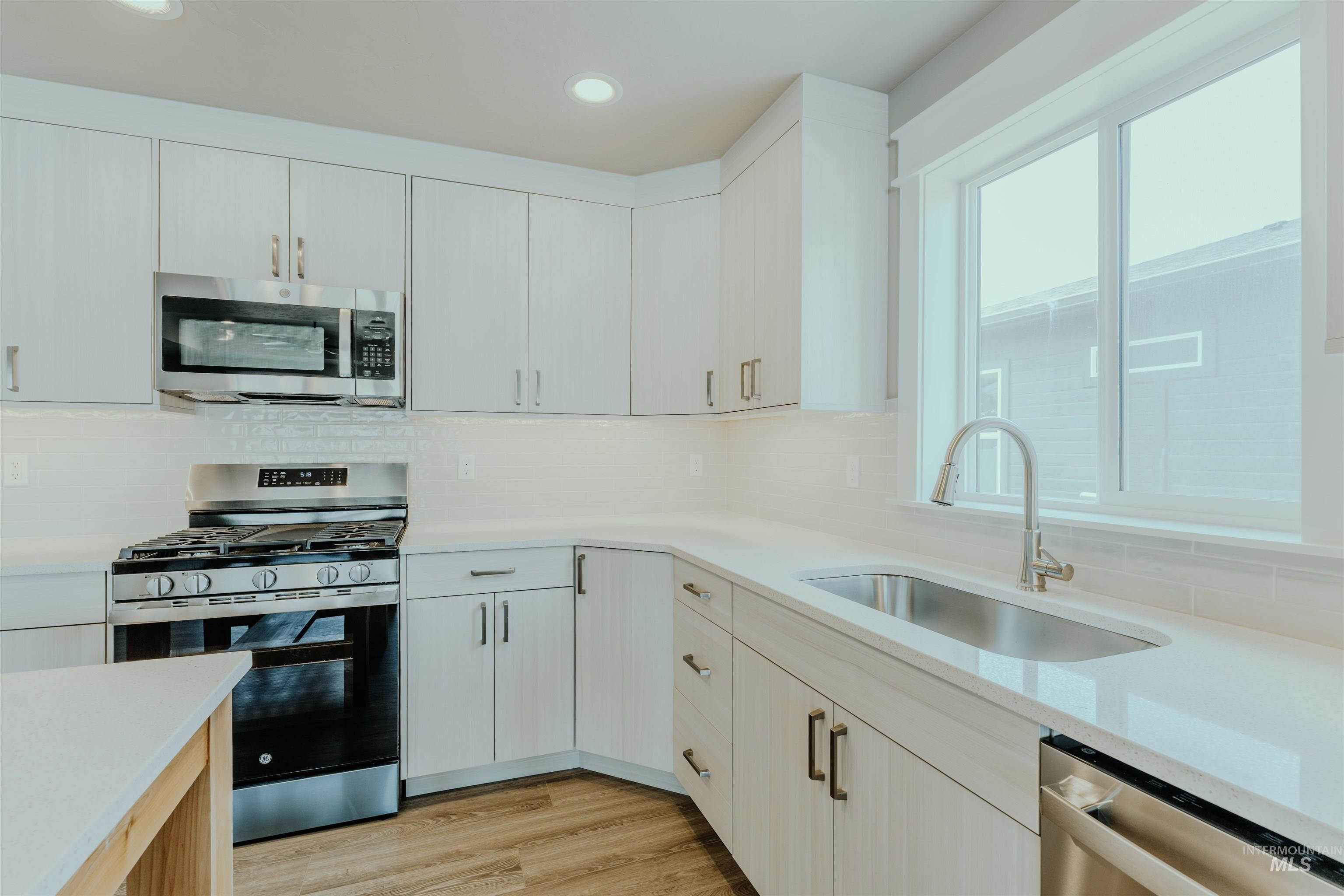 1216 Phillips Circle, Ontario, Oregon 97914-3905, 2 Bedrooms, 2 Bathrooms, Residential For Sale, Price $300,000, 98976782