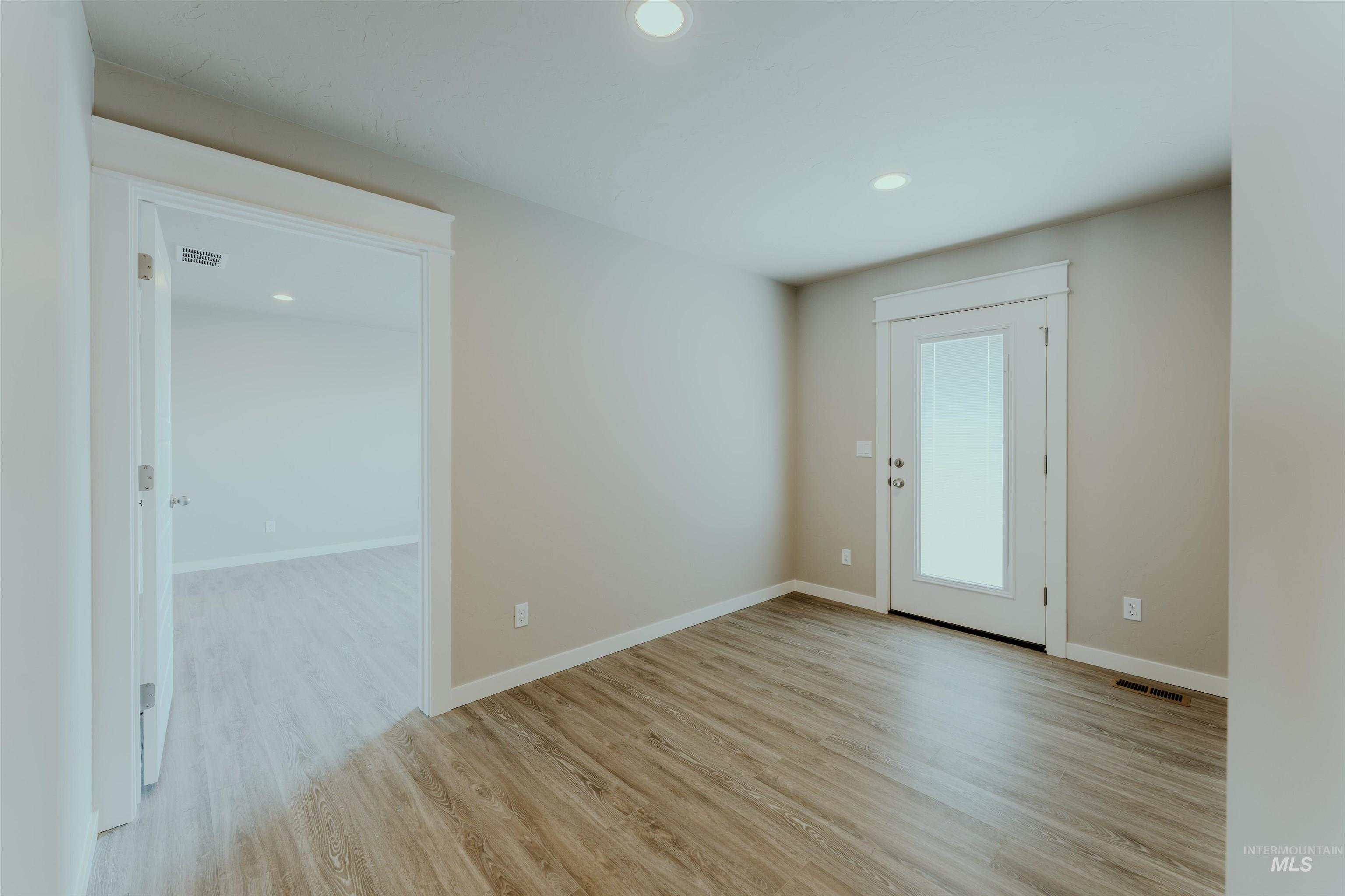 1216 Phillips Circle, Ontario, Oregon 97914-3905, 2 Bedrooms, 2 Bathrooms, Residential For Sale, Price $300,000, 98976782